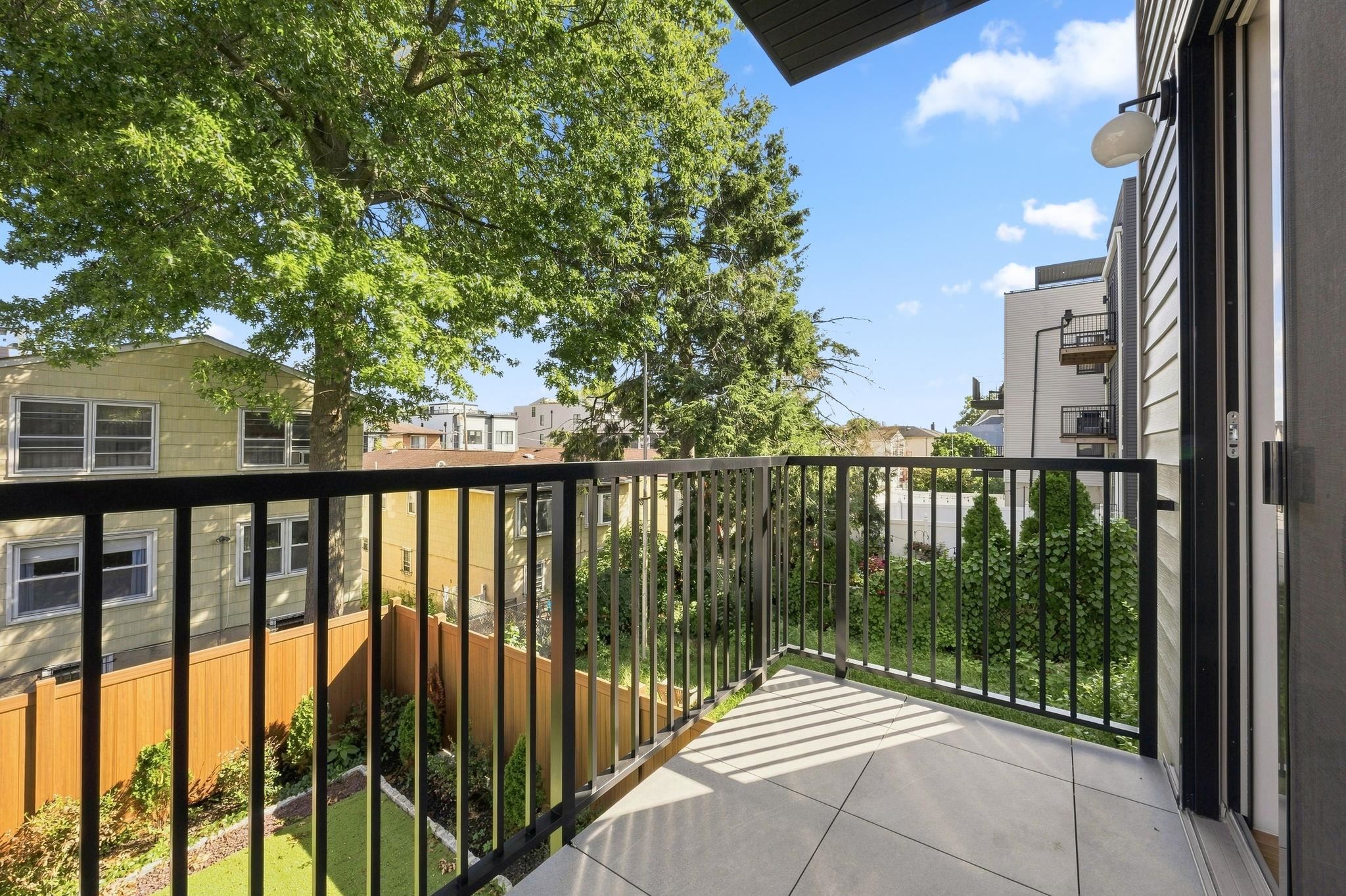 206 SHERMAN AVE Unit: 2