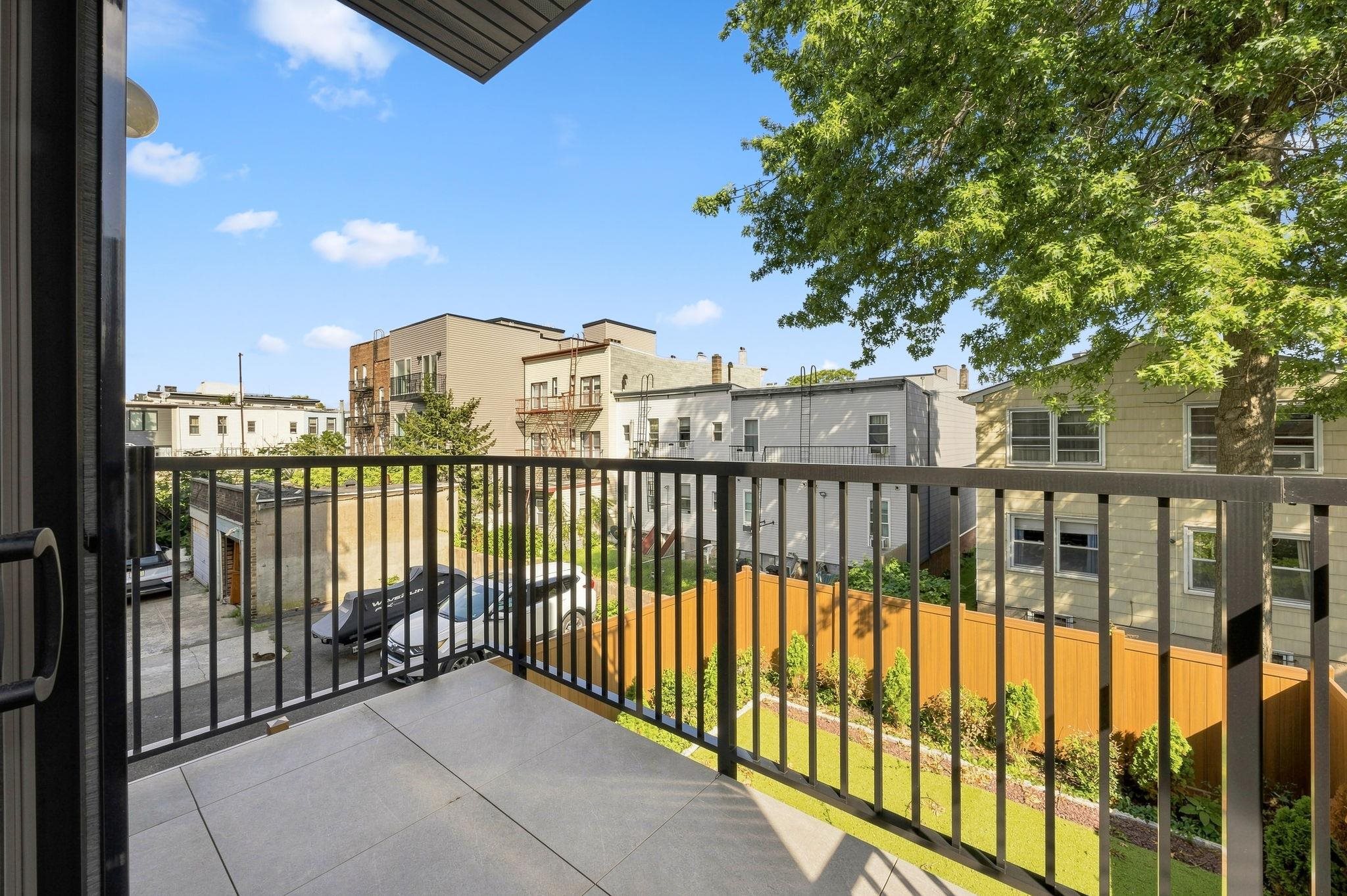 206 SHERMAN AVE Unit: 2