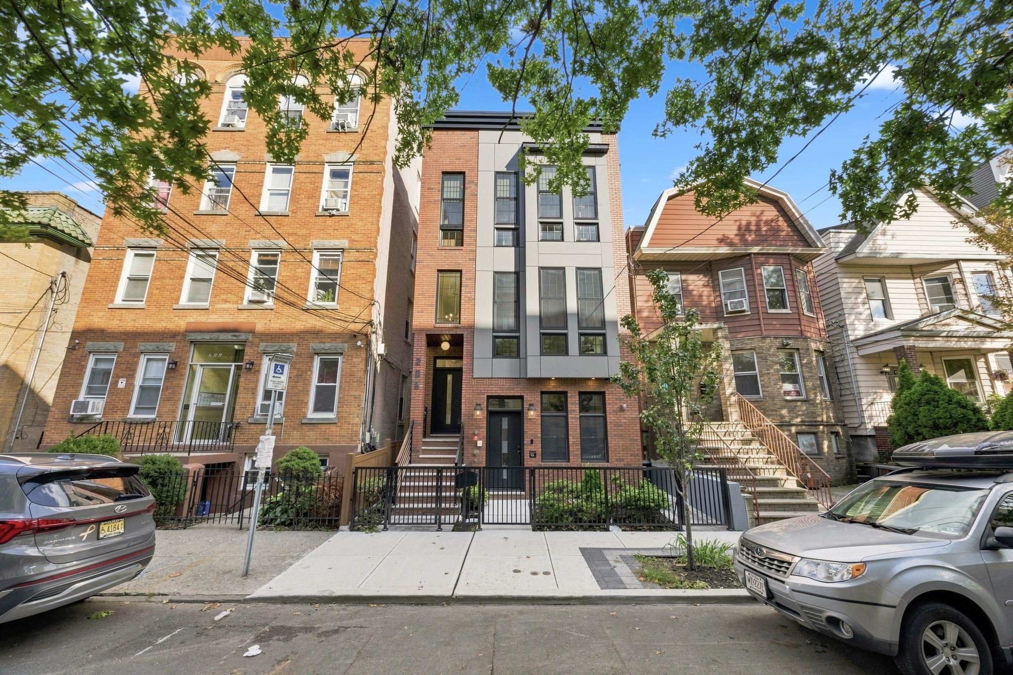 206 SHERMAN AVE Unit: 2