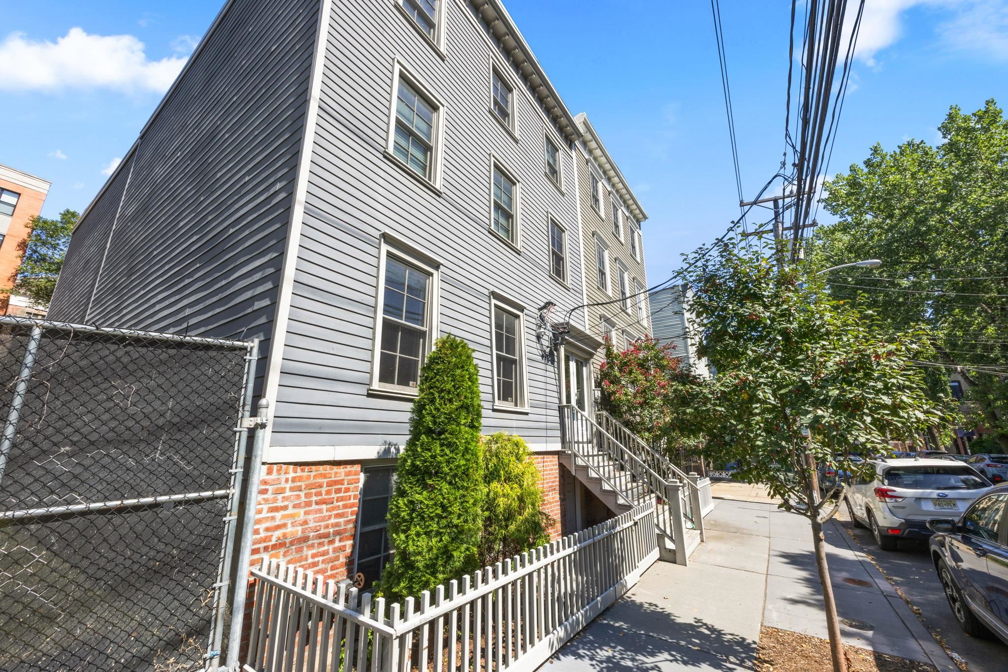 208 YORK ST Unit: 1