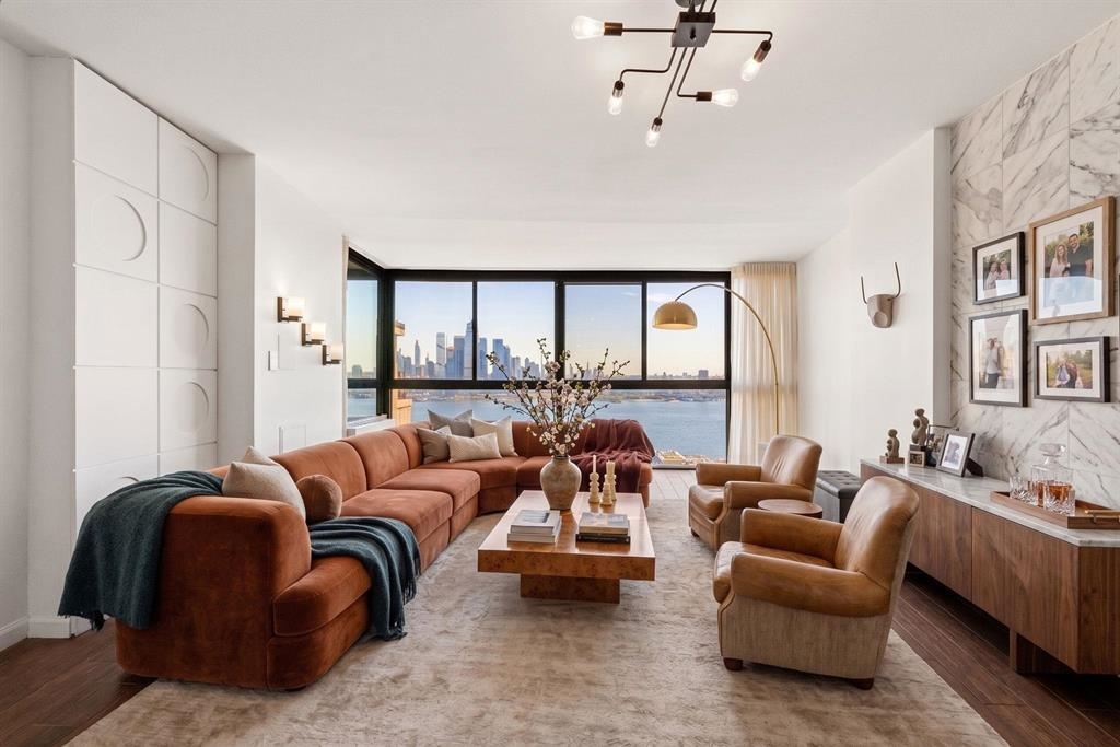 380 MOUNTAIN RD Unit: 2205