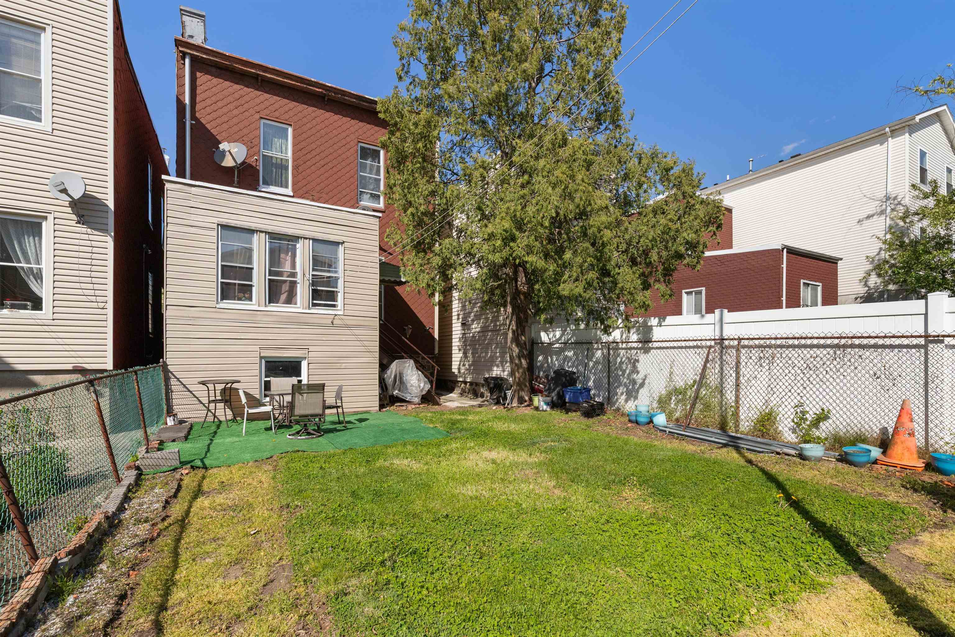 109 GRACE ST Unit: 2