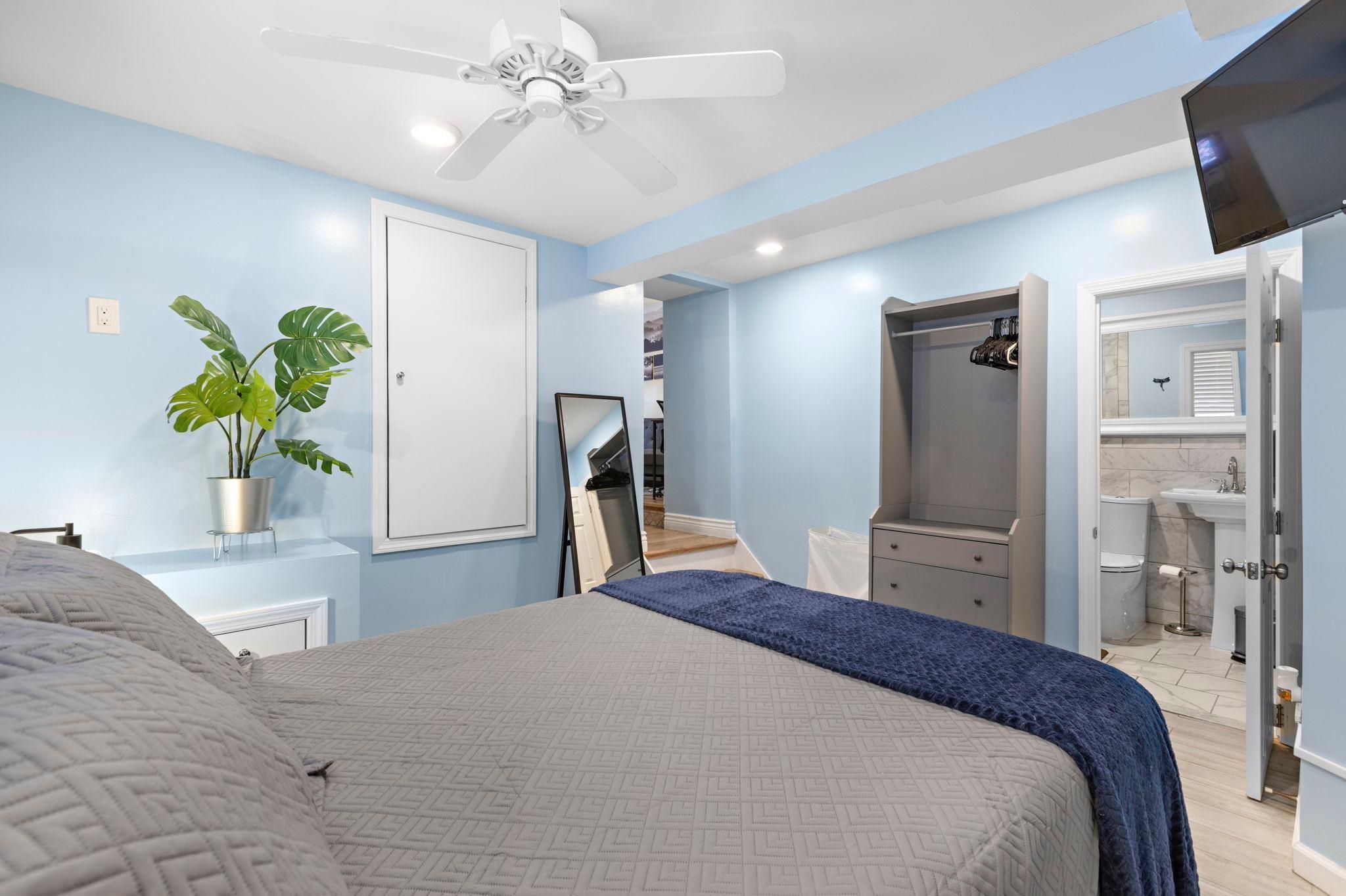 137 WEST 15TH ST Unit: G