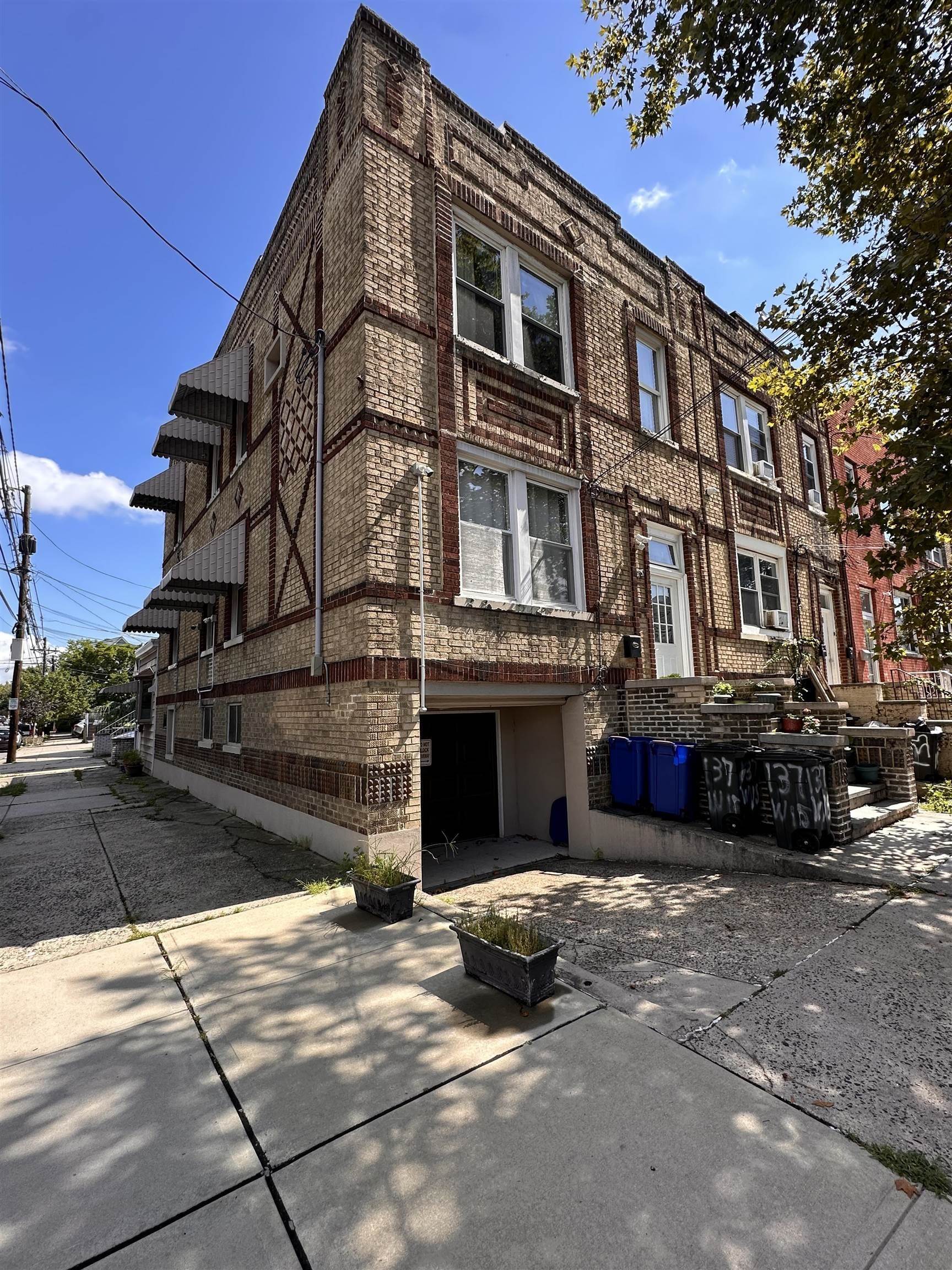 137 WEST 15TH ST Unit: G