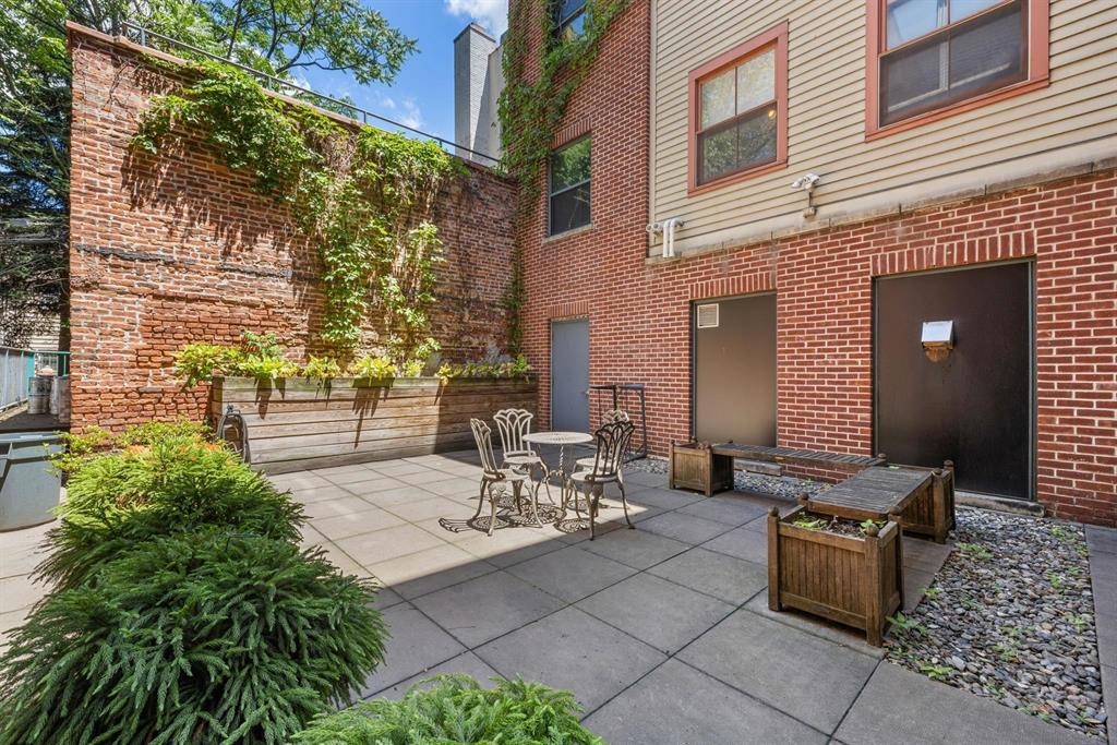 222 MONTGOMERY ST Unit: 1-J