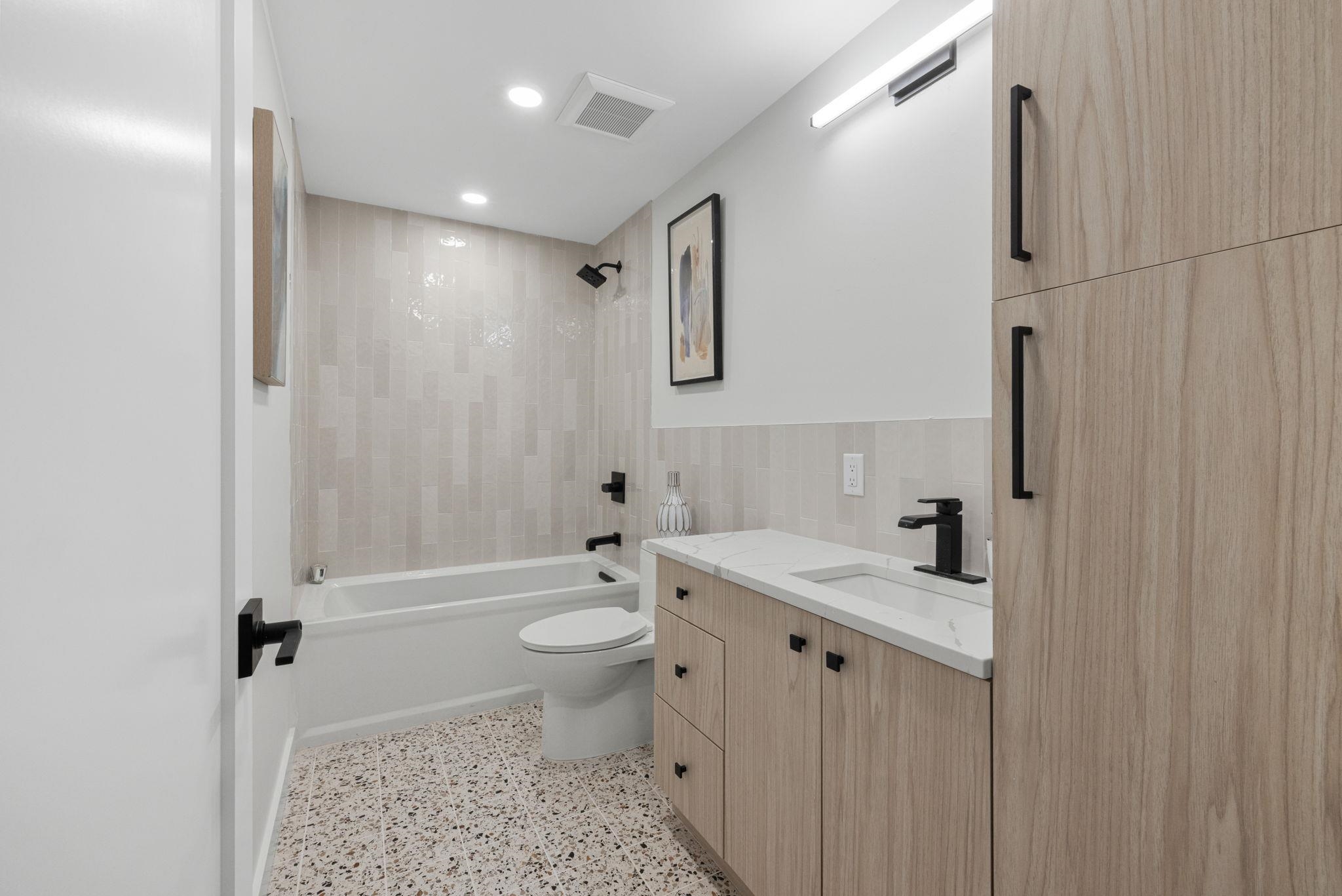 318 BARROW ST Unit: 1