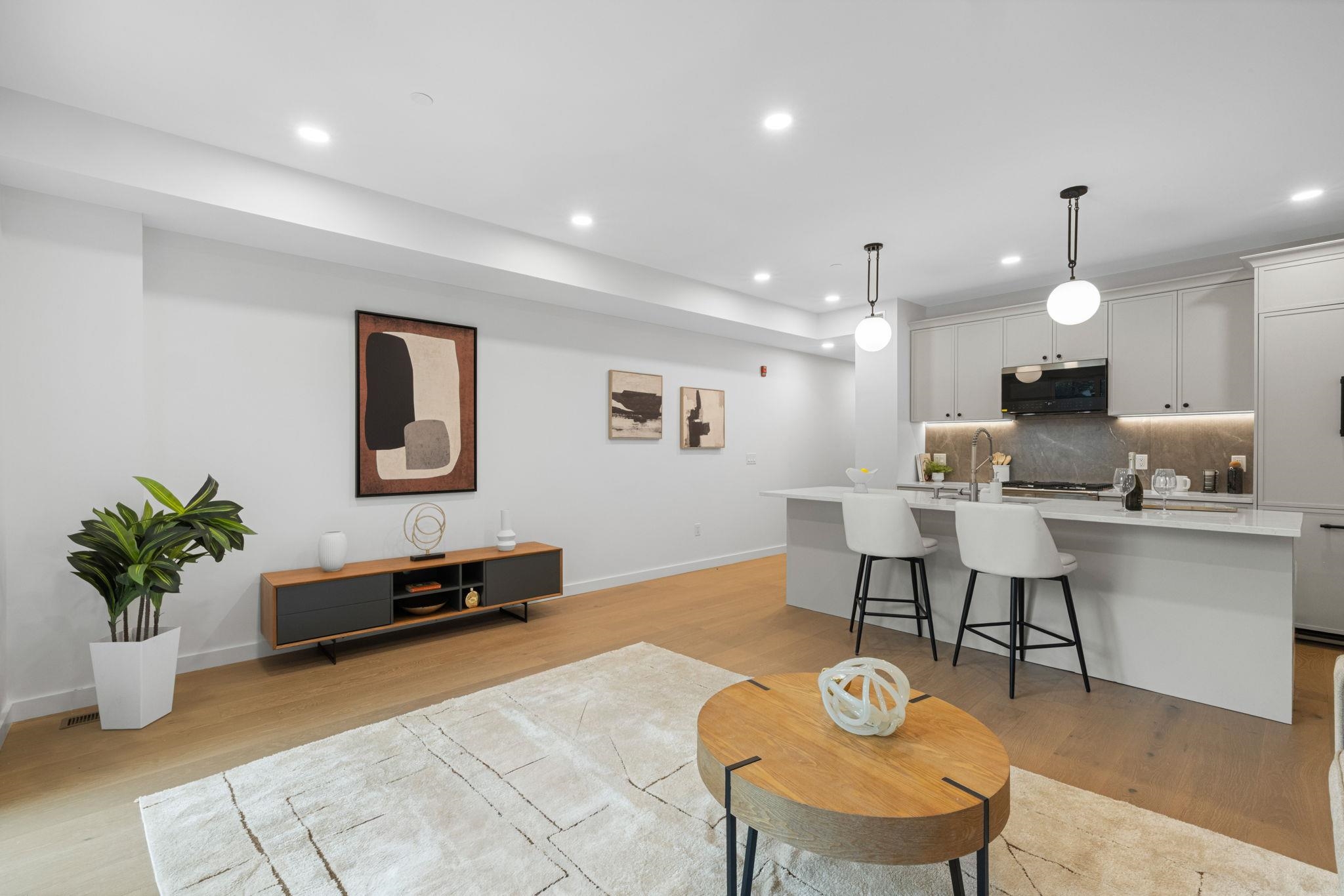 318 BARROW ST Unit: 1