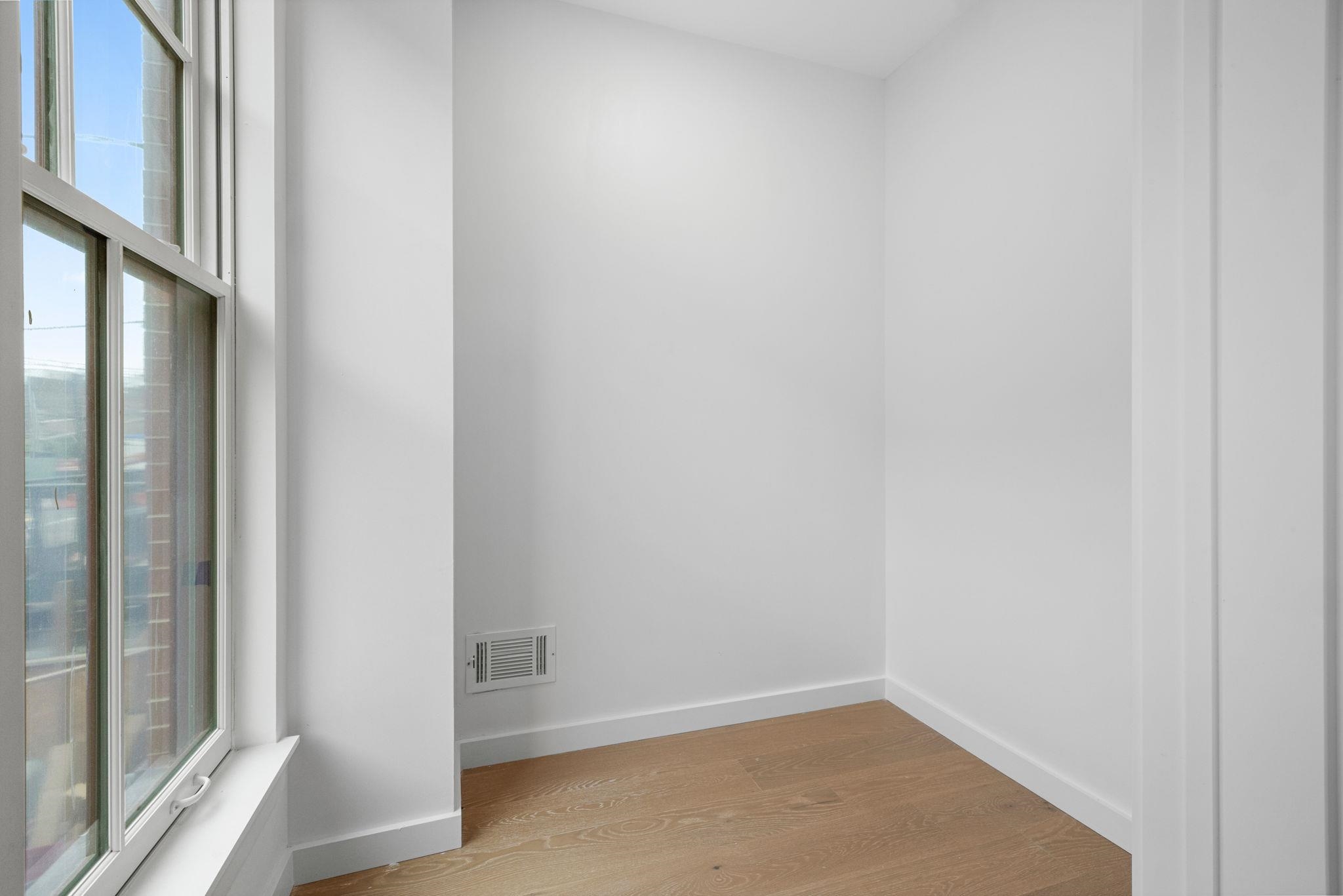 318 BARROW ST Unit: 1