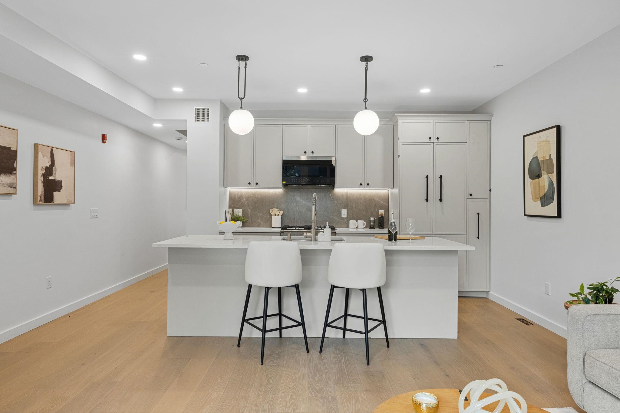 318 BARROW ST Unit: 1