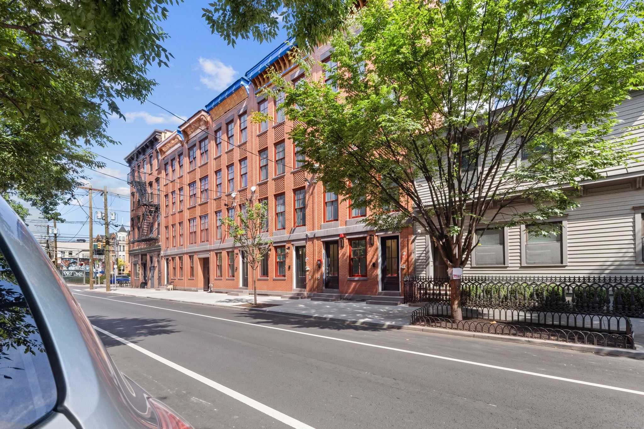 318 BARROW ST Unit: 1