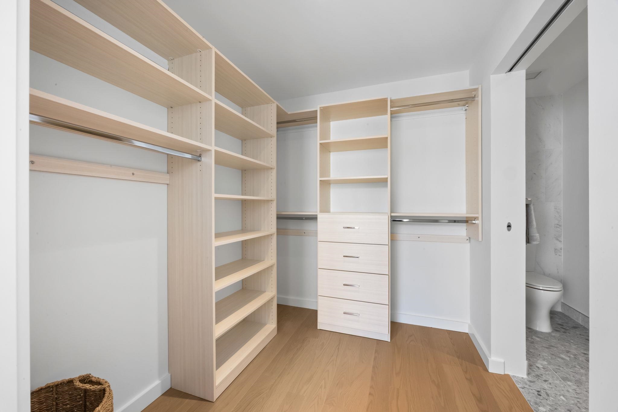 387 8TH ST Unit: 4i