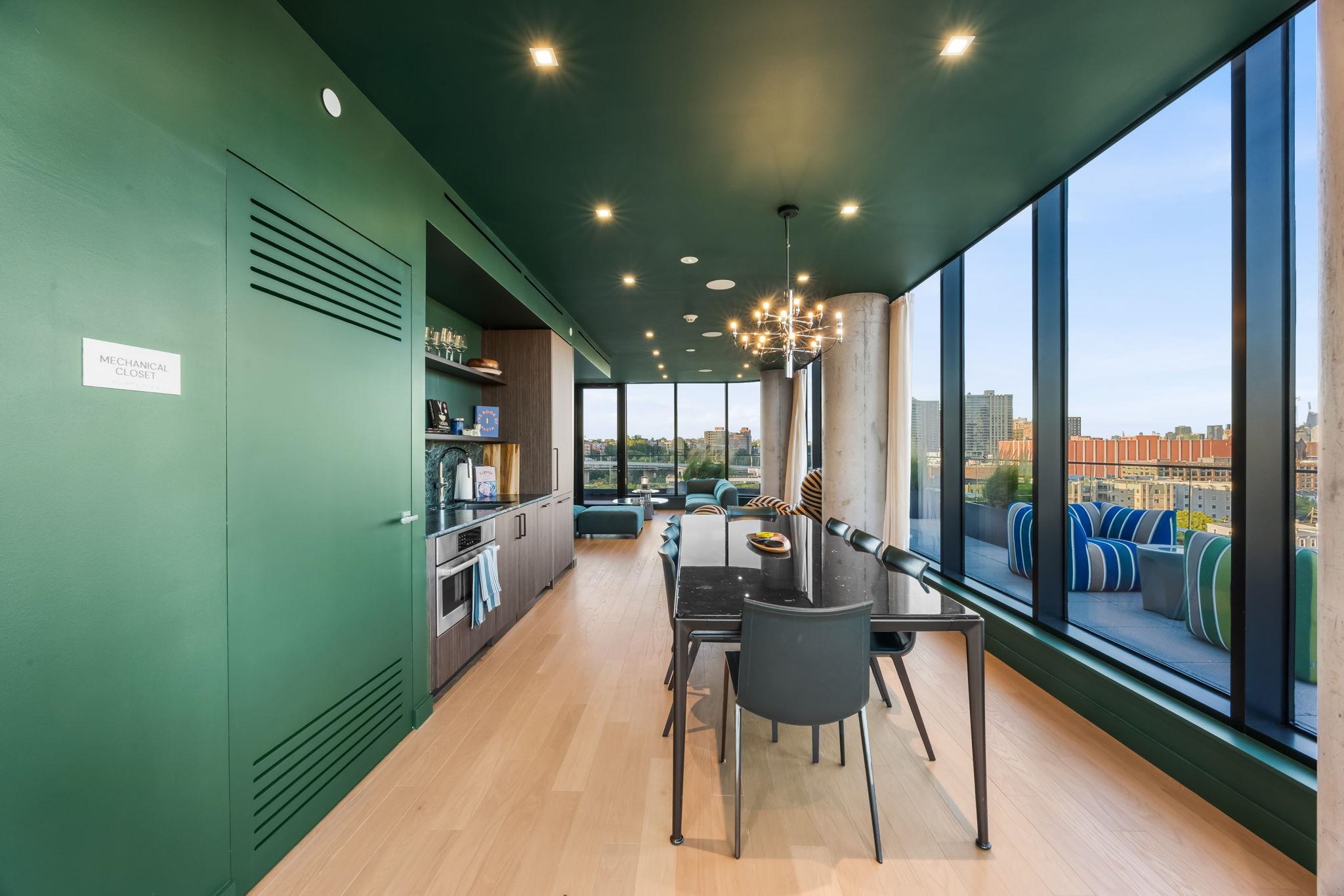 387 8TH ST Unit: 7V