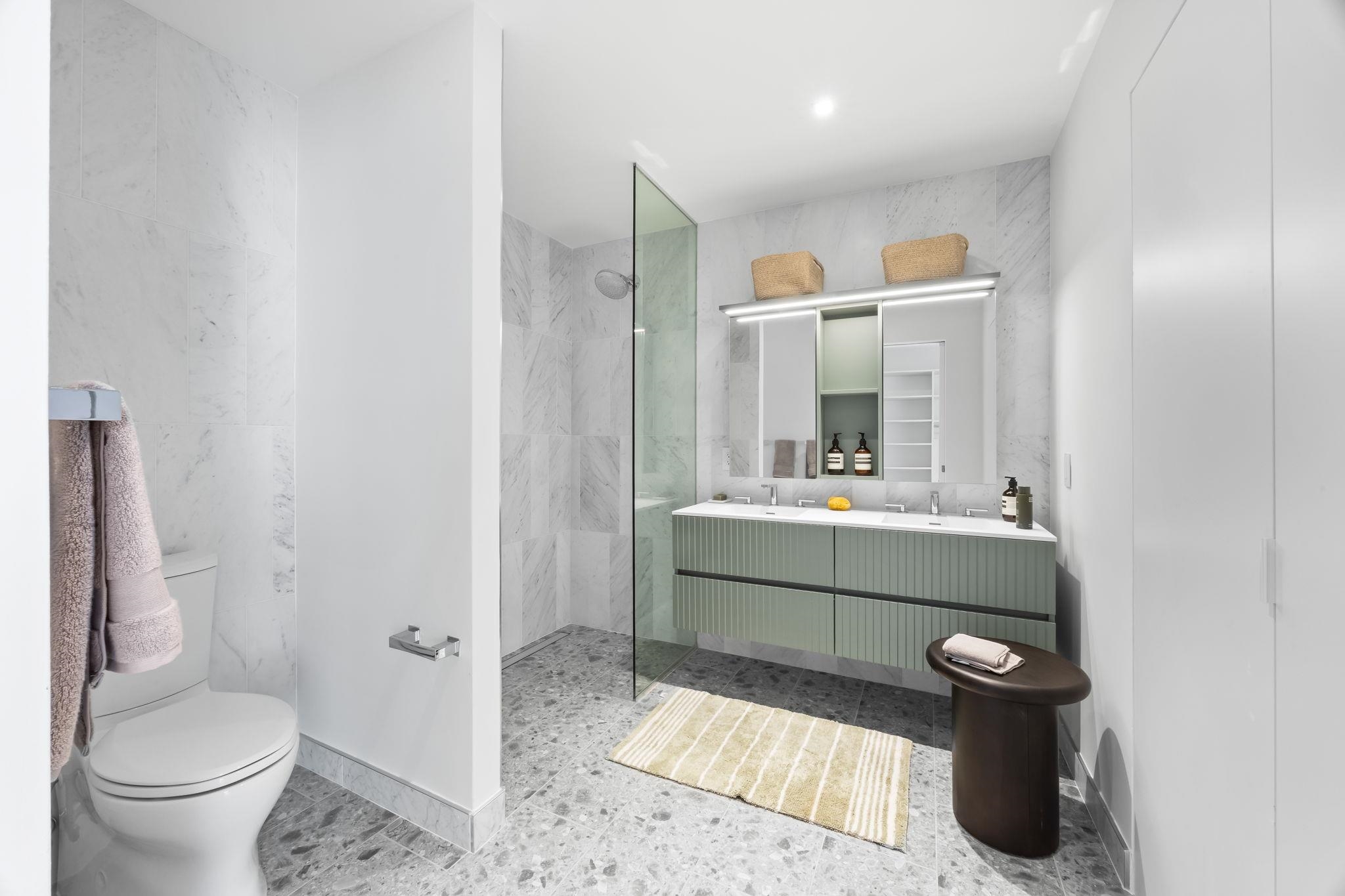 387 8TH ST Unit: 7V