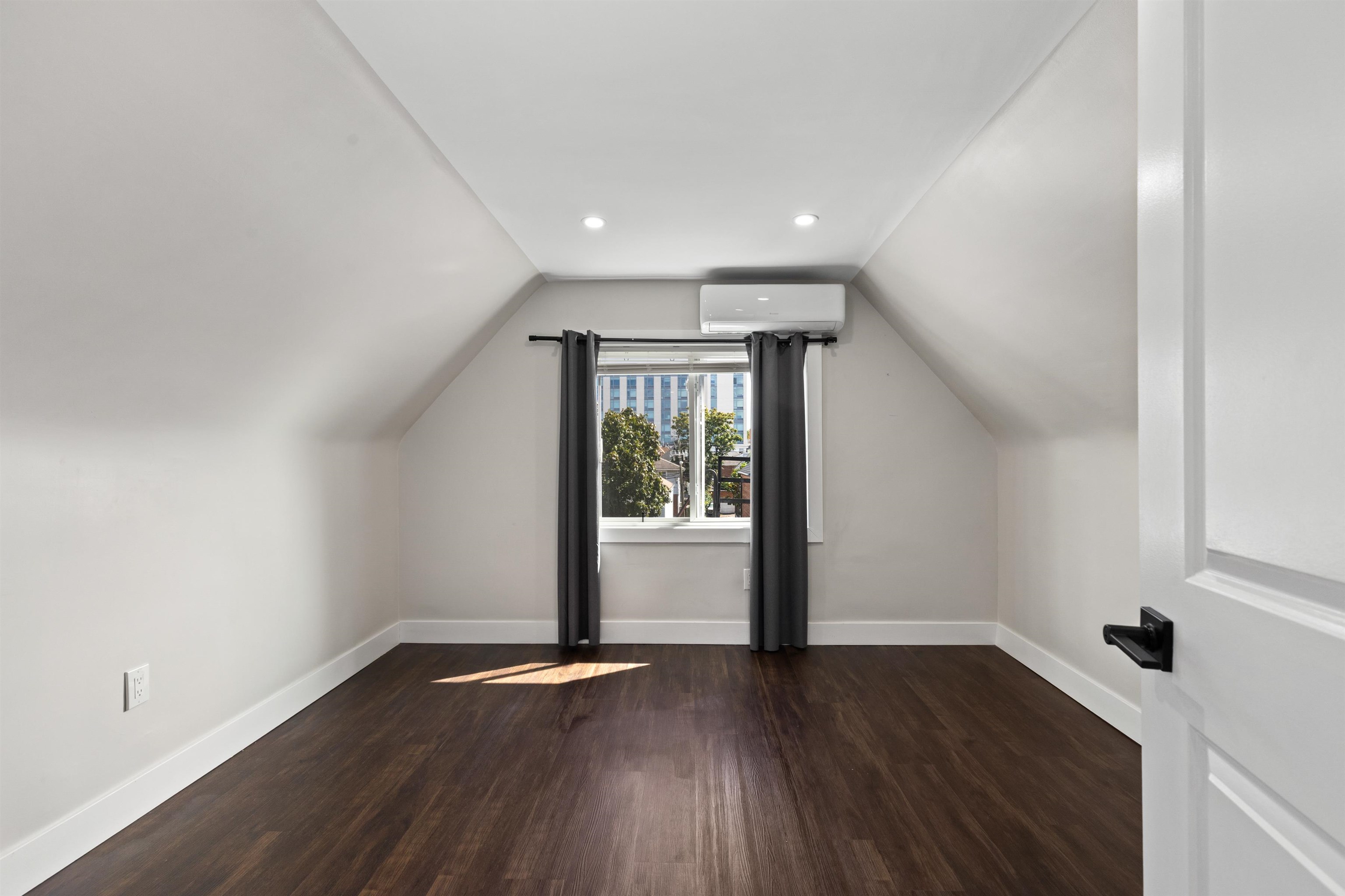 8516 3RD AVE Unit: 4