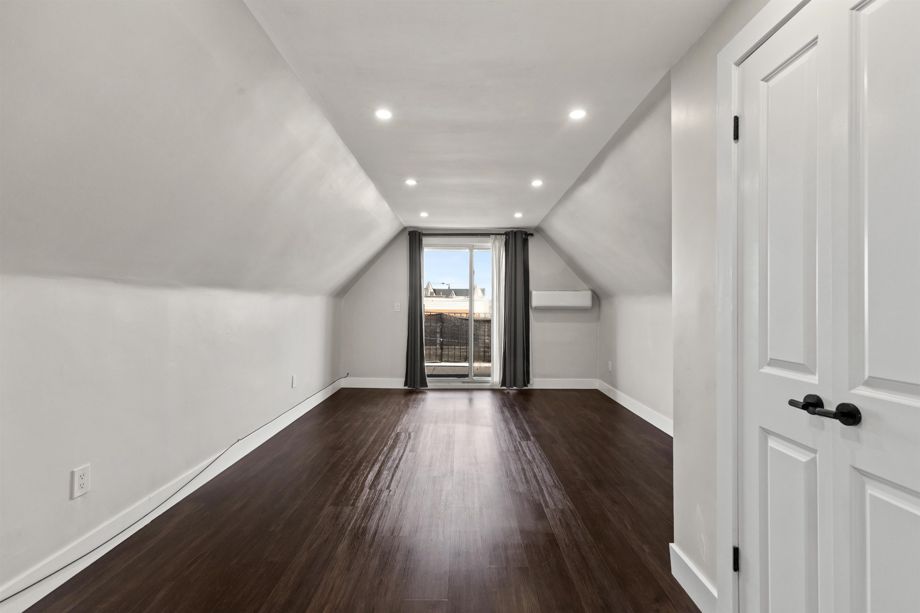 8516 3RD AVE Unit: 4
