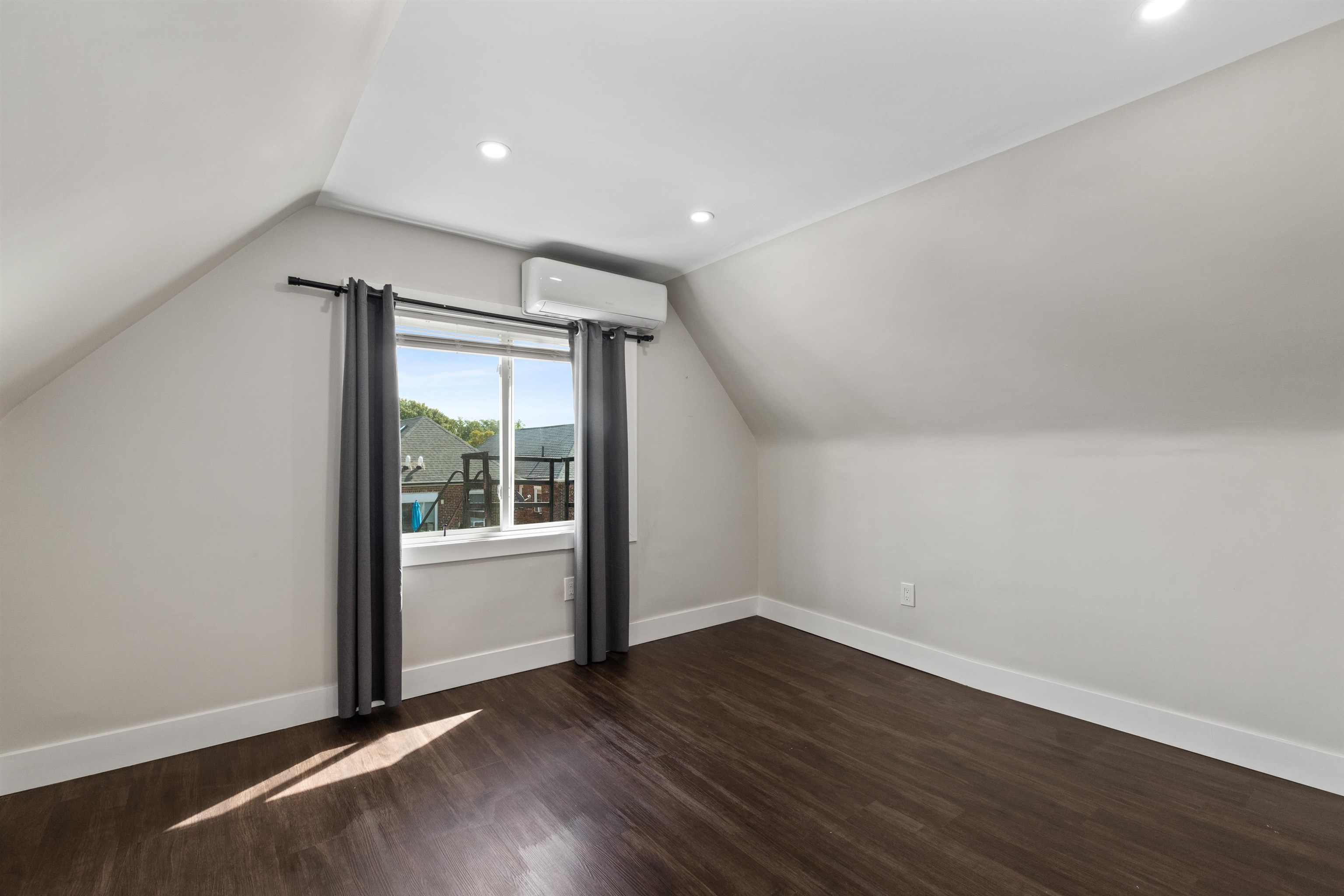 8516 3RD AVE Unit: 4
