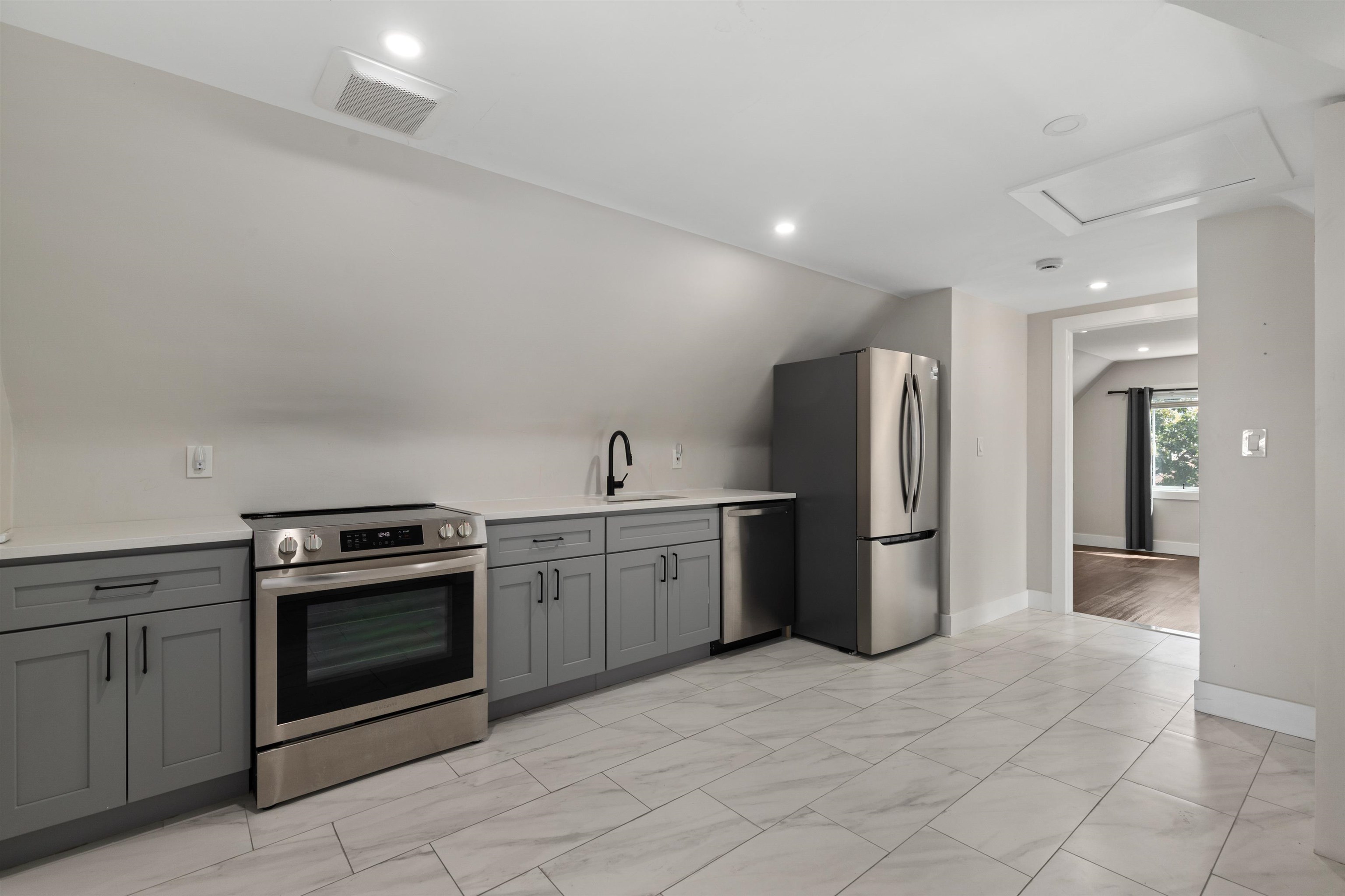8516 3RD AVE Unit: 4