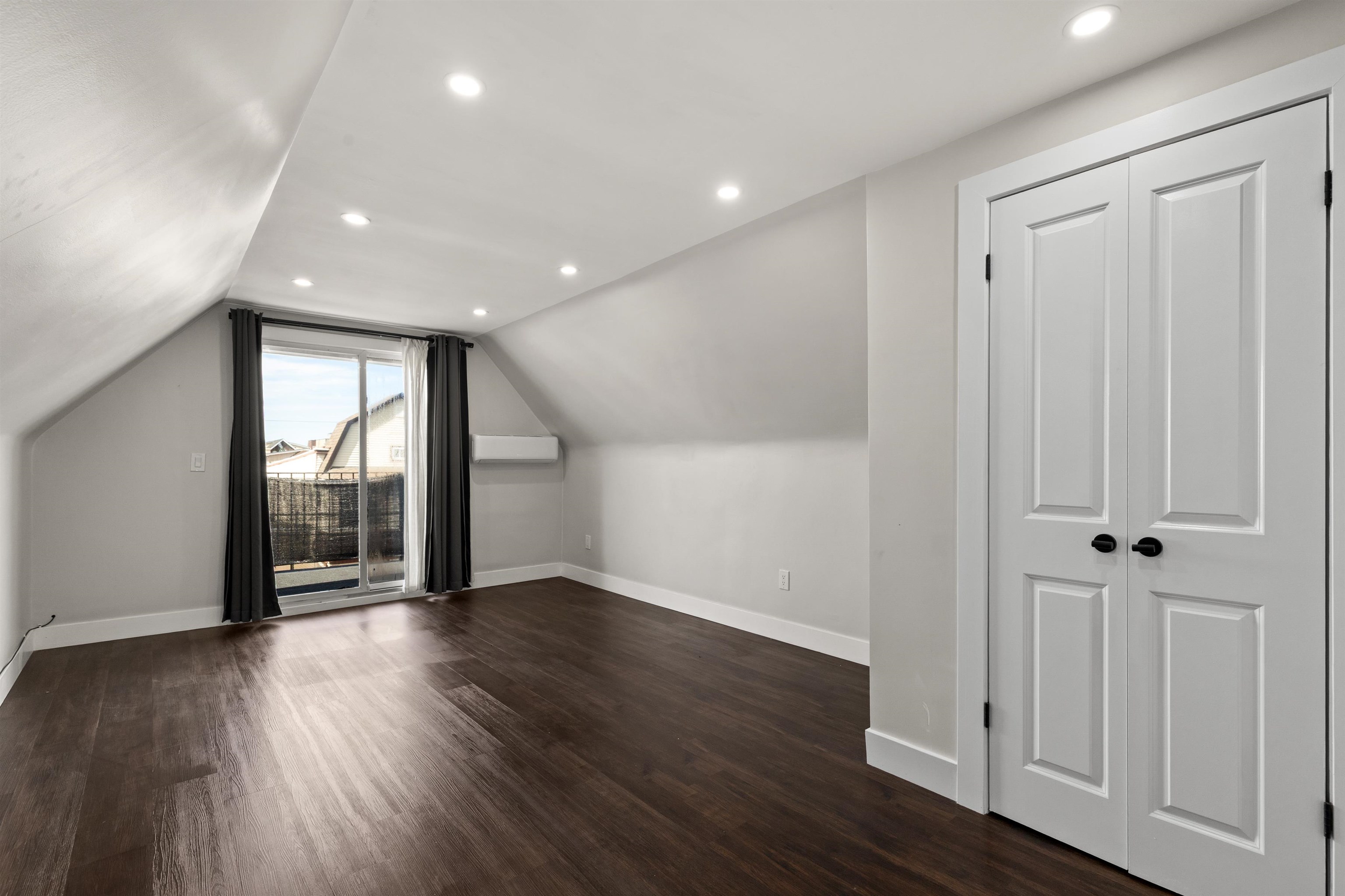 8516 3RD AVE Unit: 4