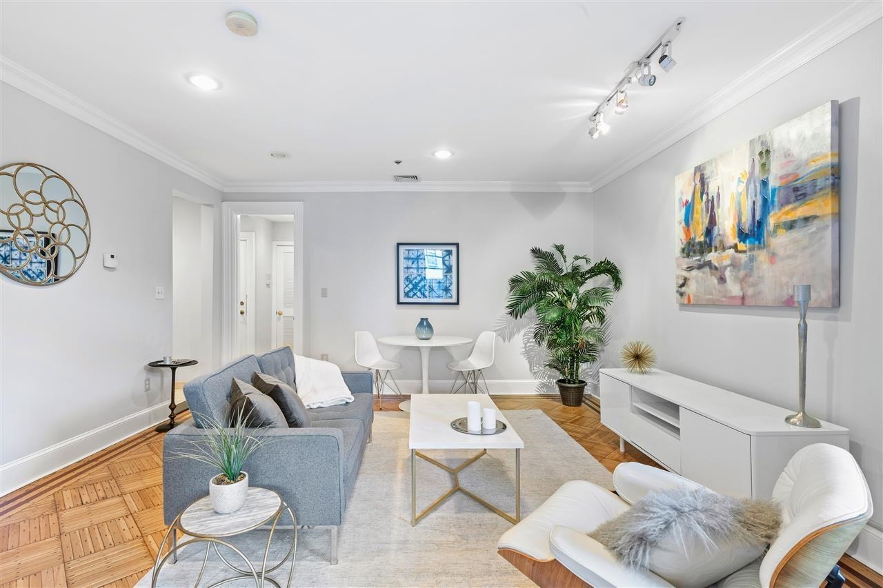931 HUDSON ST Unit: 3