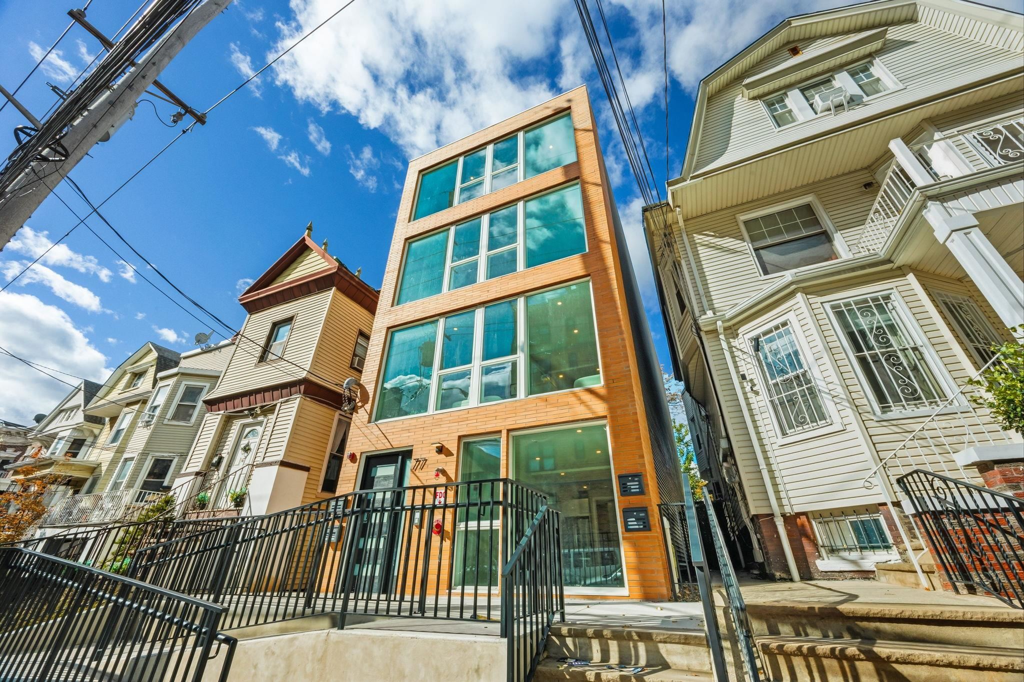 77 VAN REYPEN ST Unit: 2