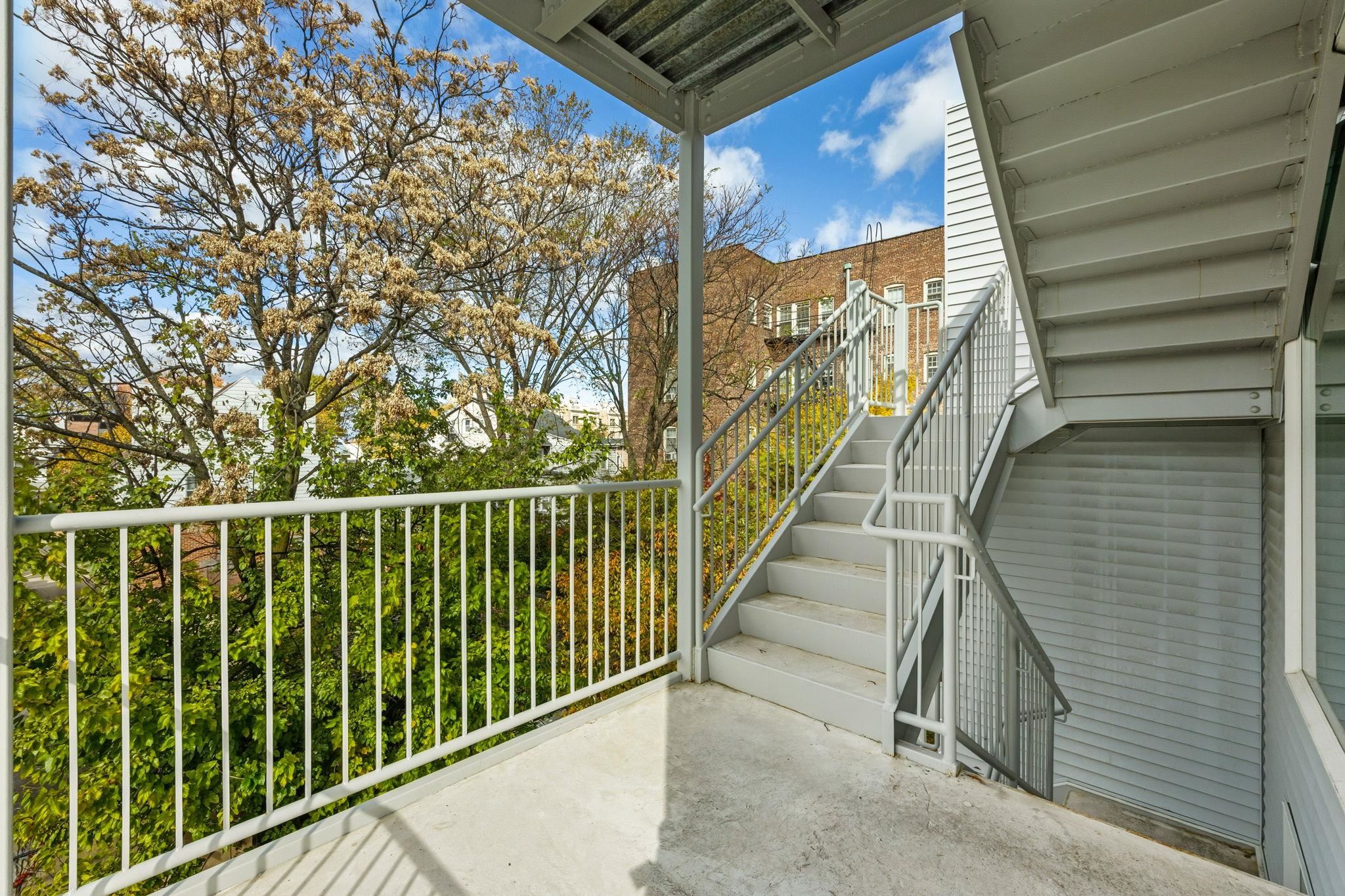77 VAN REYPEN ST Unit: 2