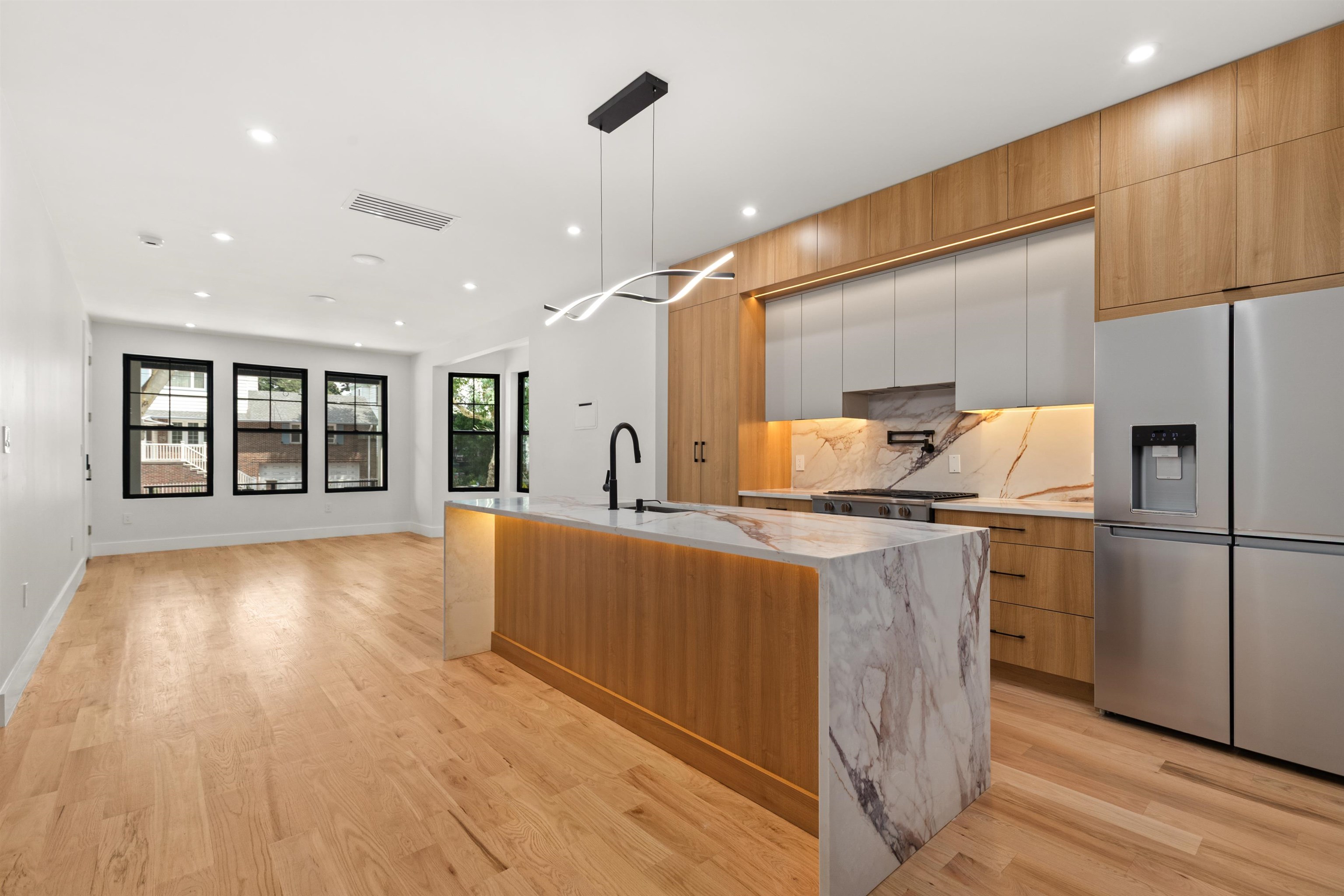 85 SHERMAN PL Unit: Residence 01