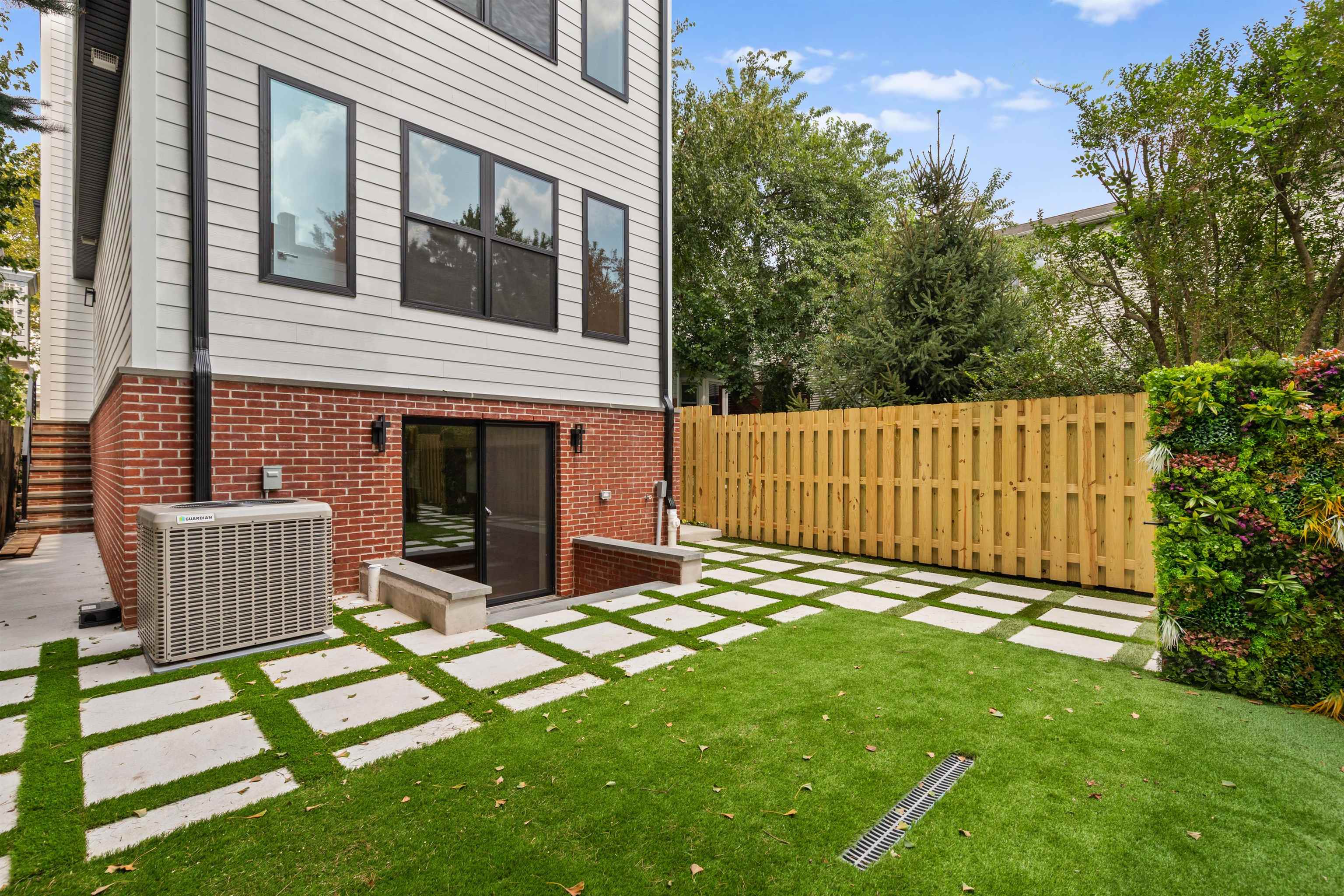 85 SHERMAN PL Unit: Residence 01