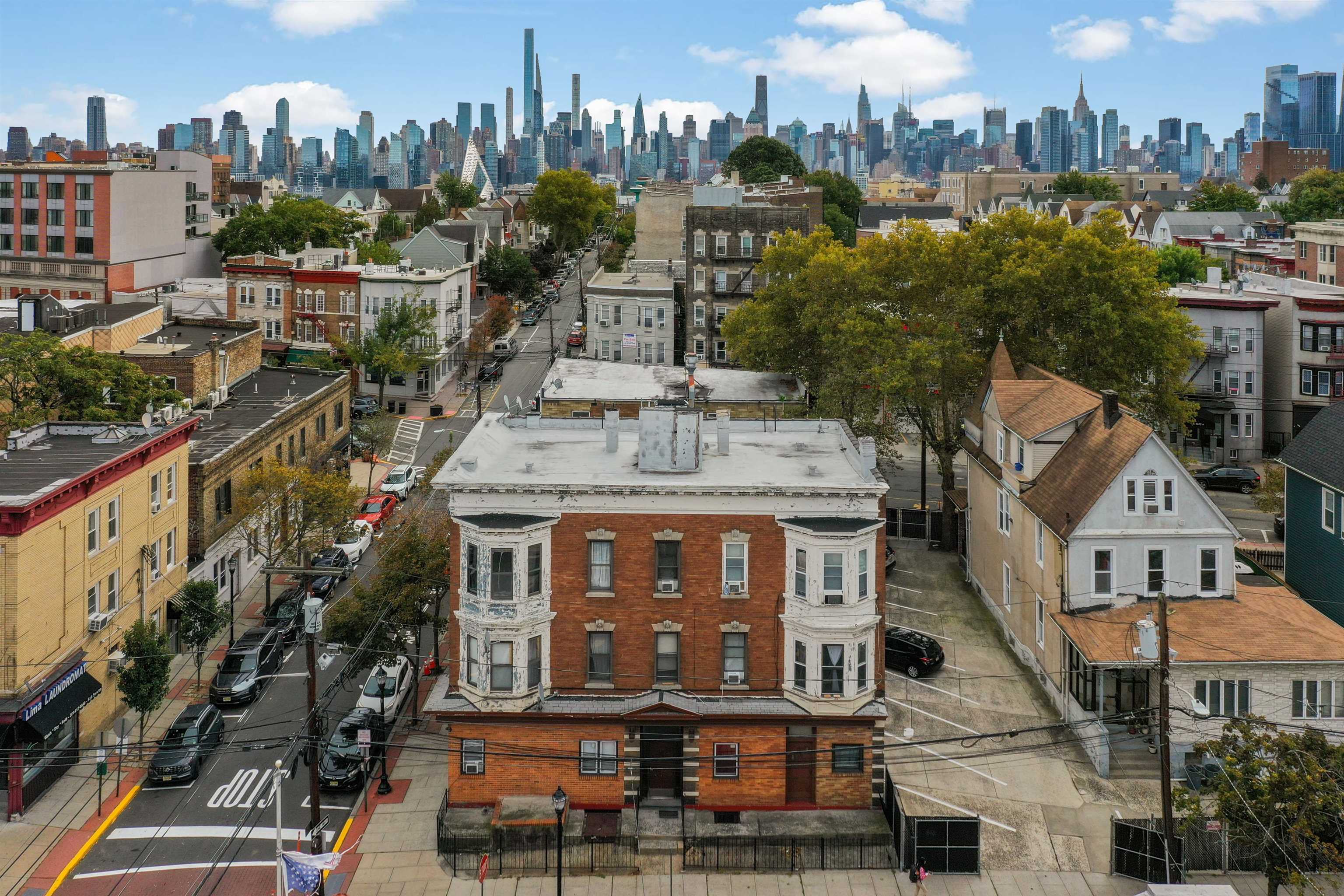 4264 BROADWAY