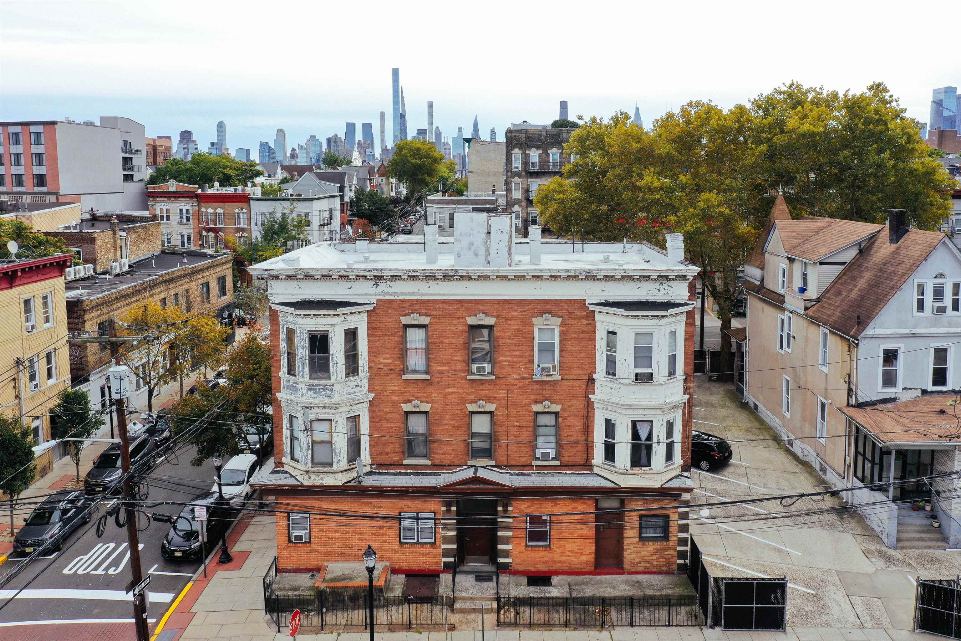 4264 BROADWAY