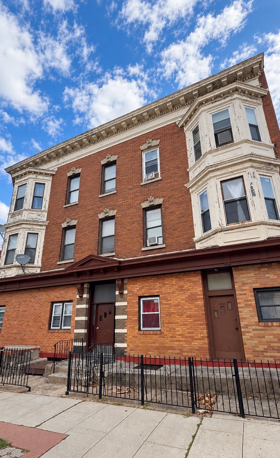 4264 BROADWAY