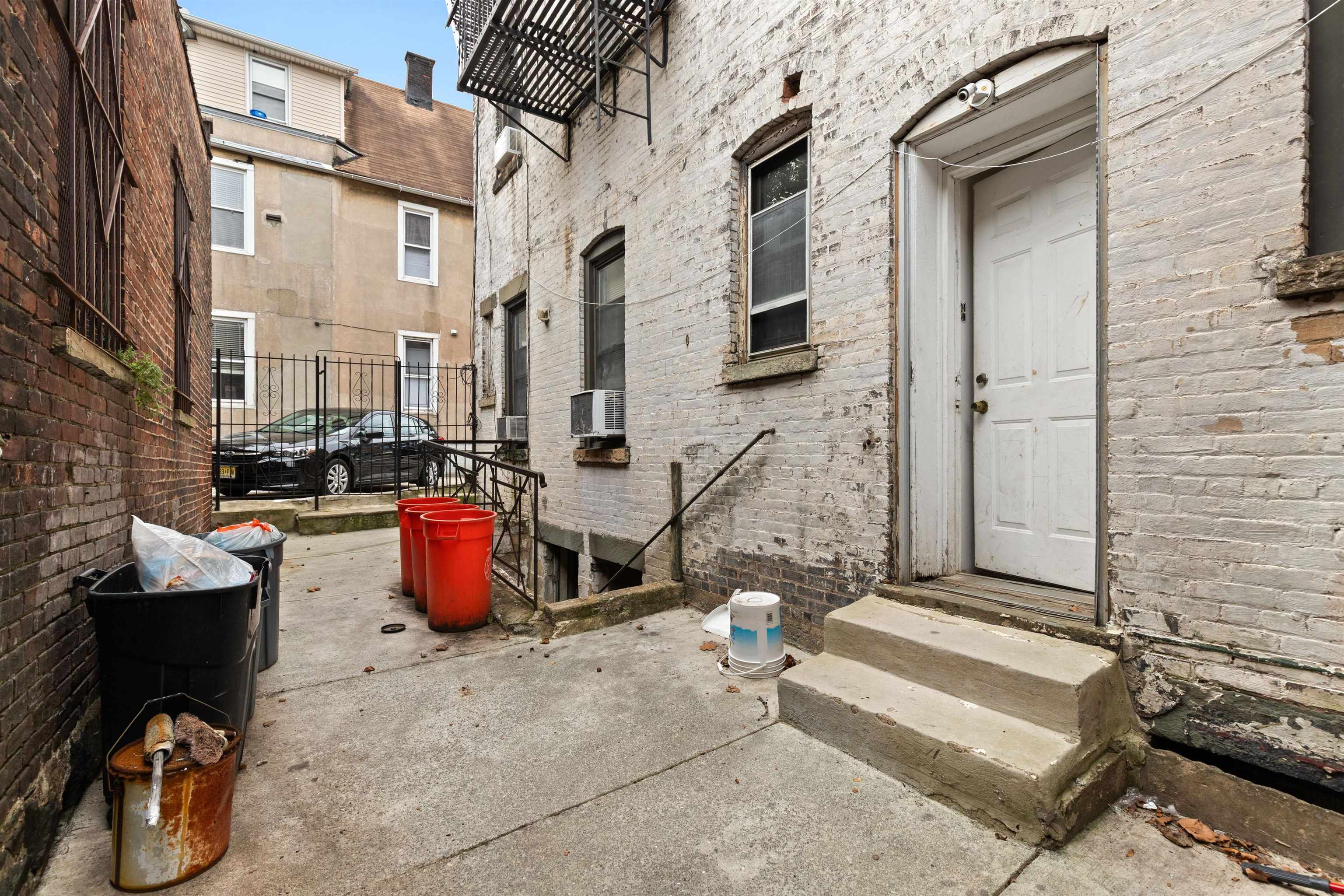 4264 BROADWAY