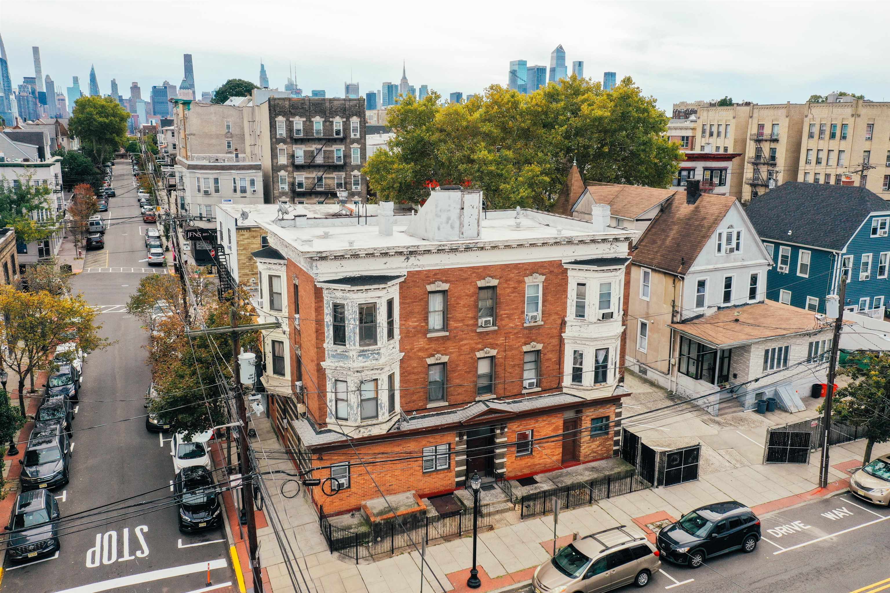 4264 BROADWAY