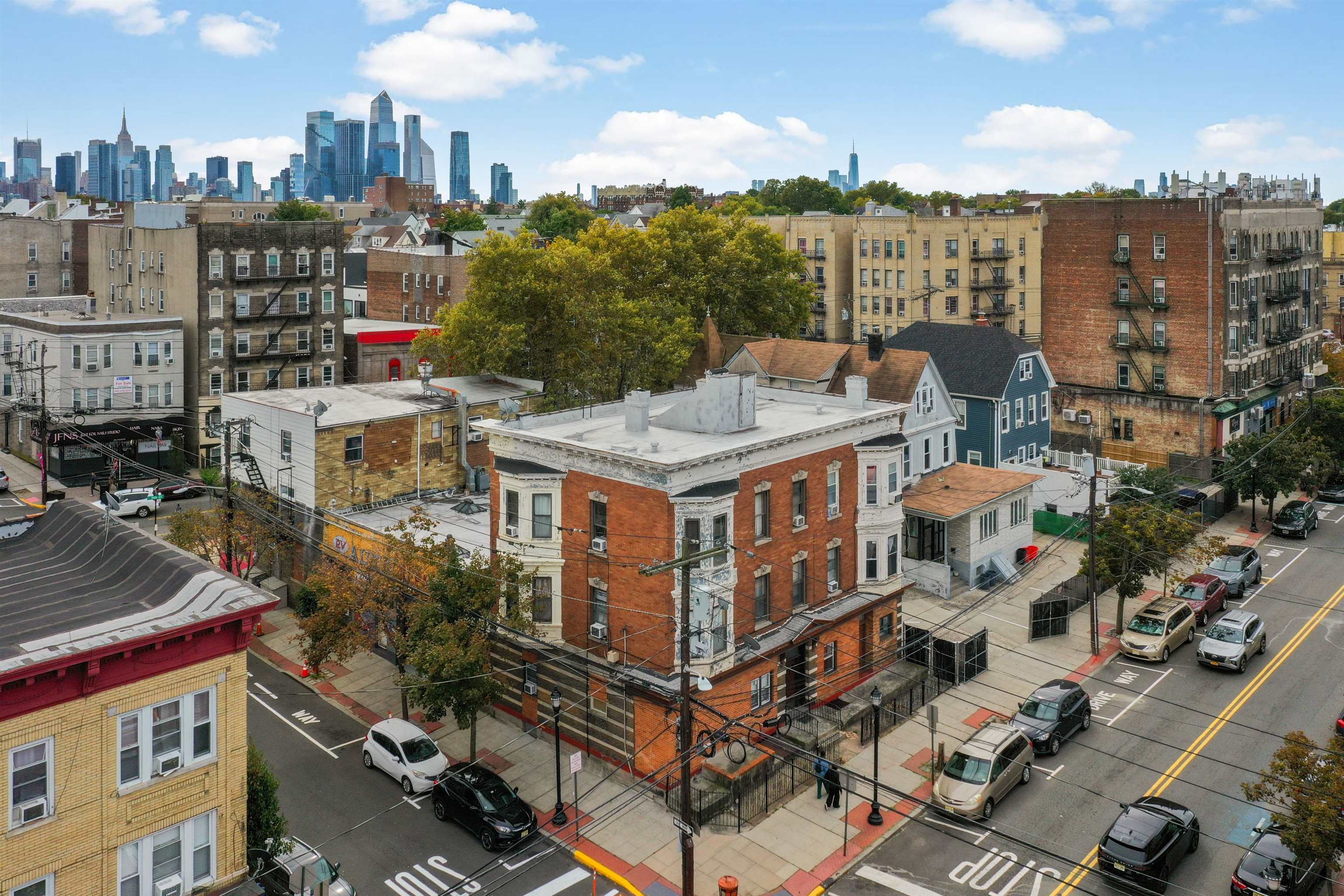 4264 BROADWAY