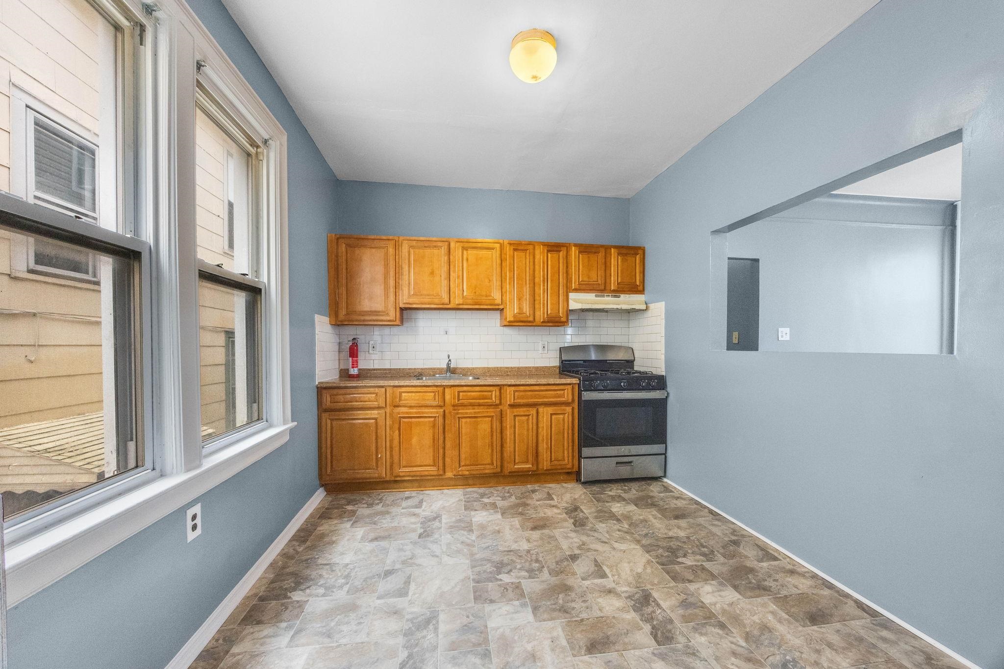44 VAN HOUTEN AVE Unit: 1