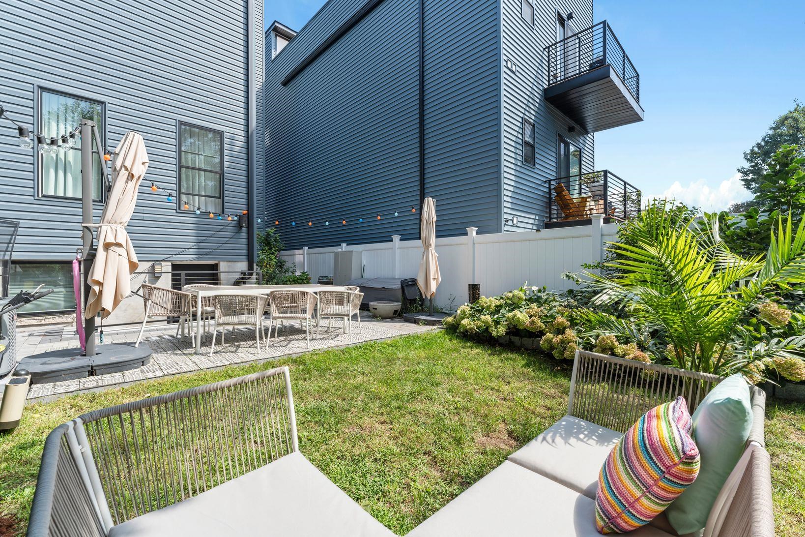 93 PEARSALL AVE Unit: 1-2