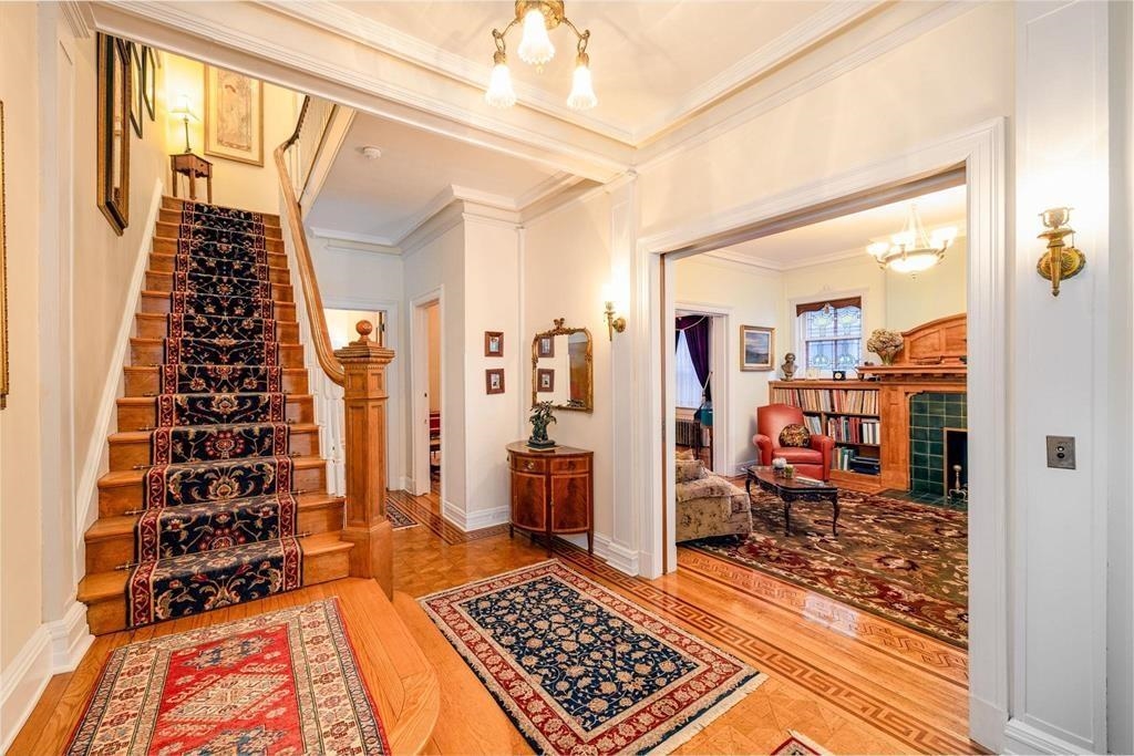 895 SUMMIT AVE