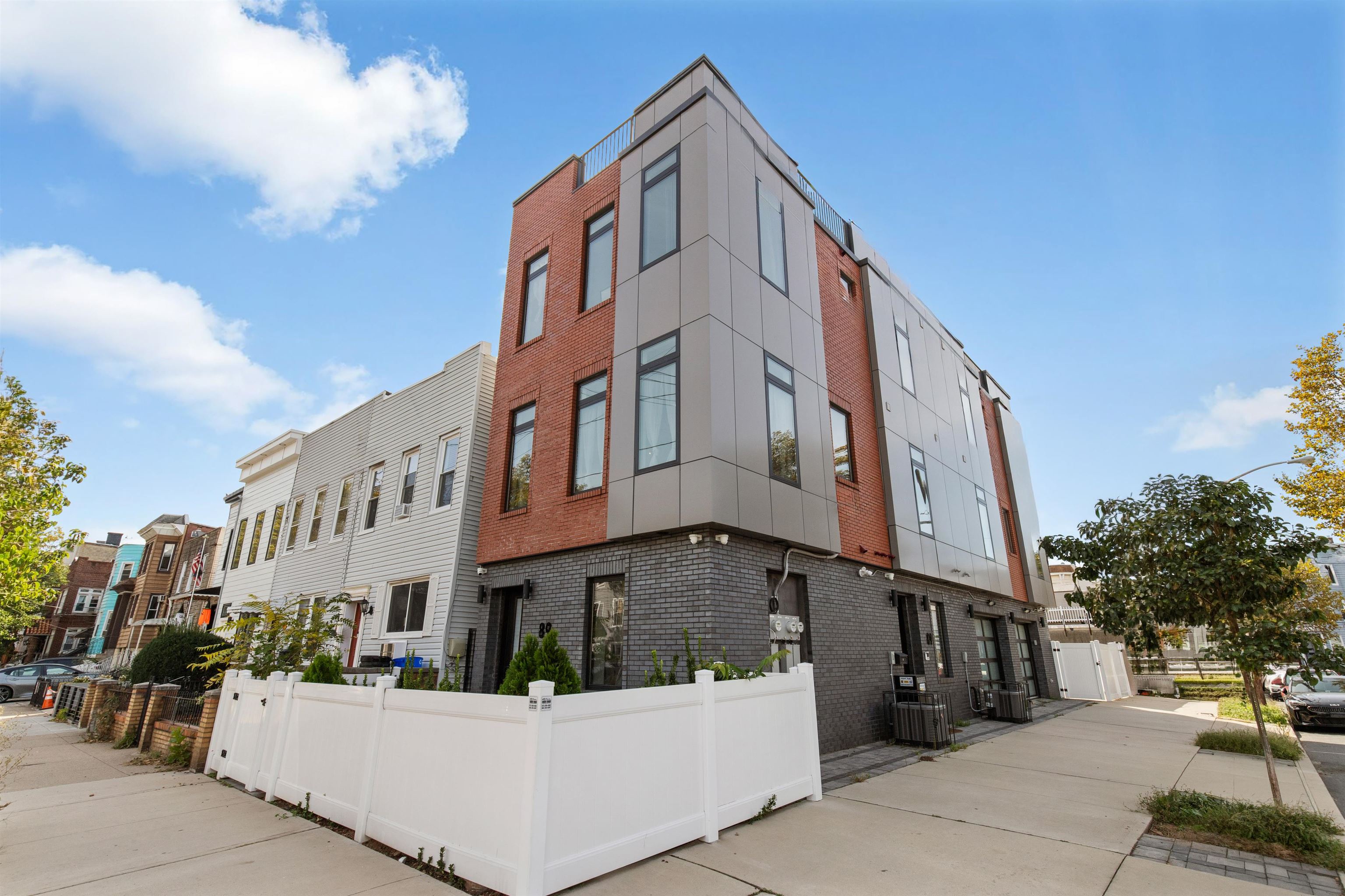 89 LINCOLN ST Unit: Townhouse