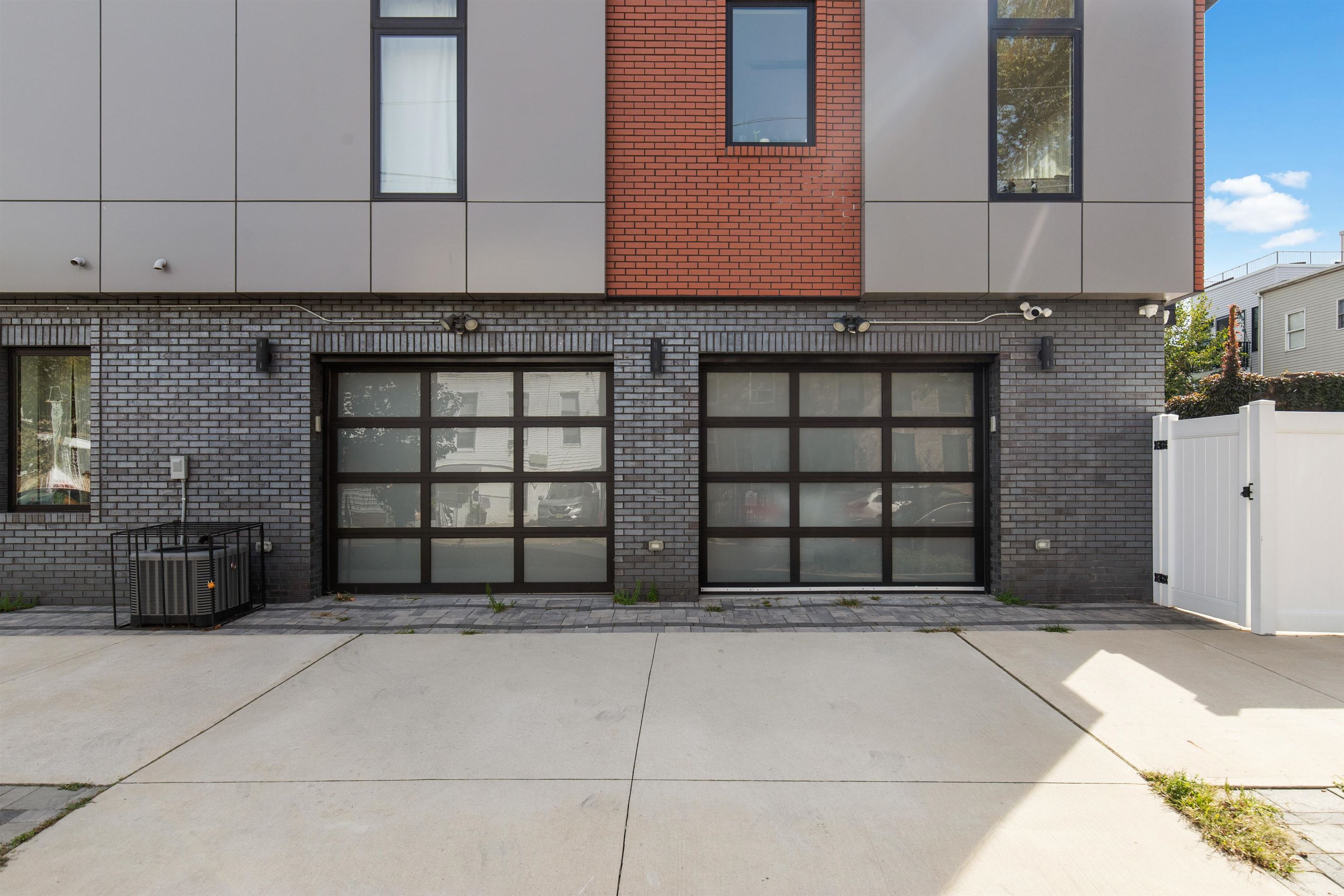 89 LINCOLN ST Unit: Townhouse