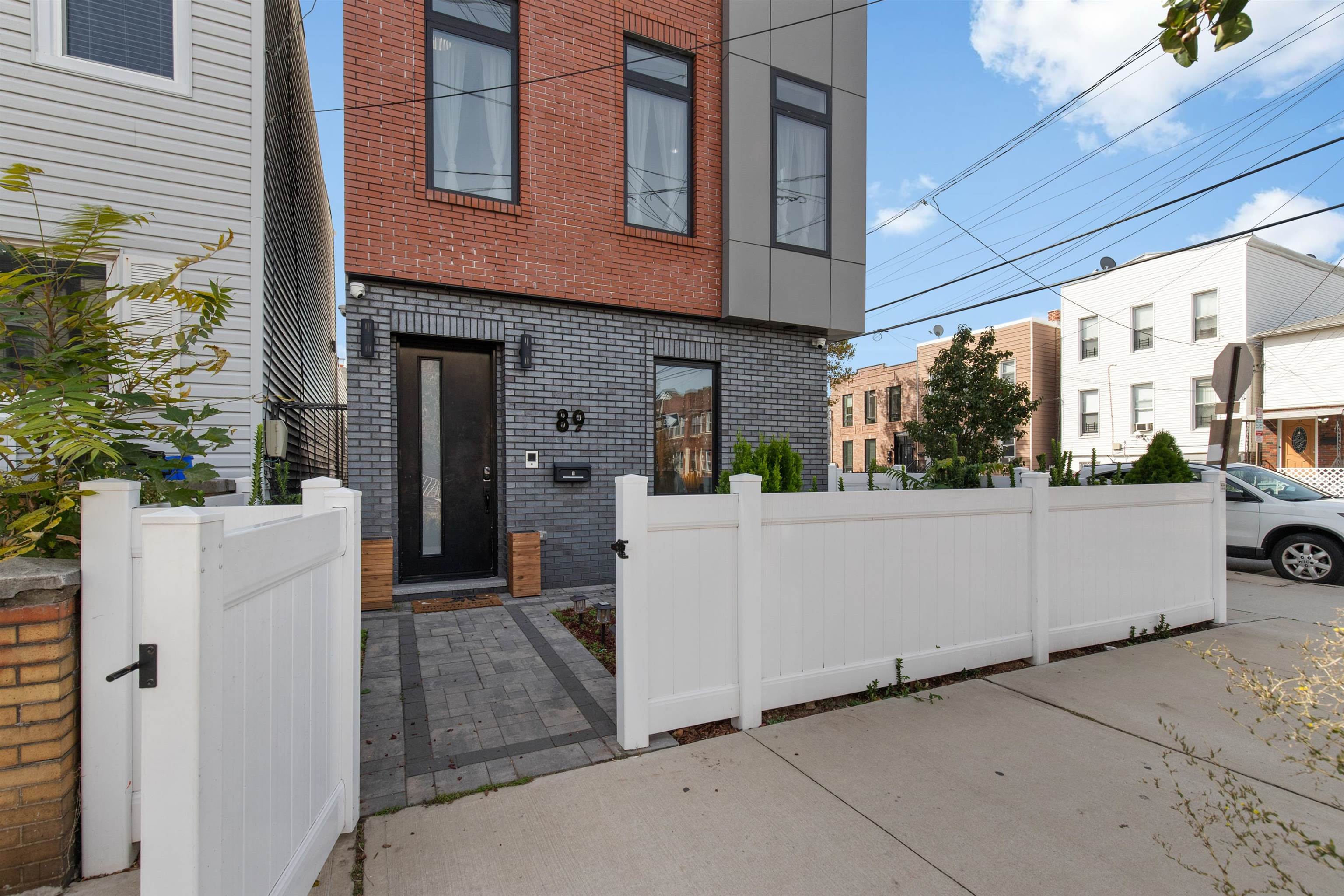 89 LINCOLN ST Unit: Townhouse
