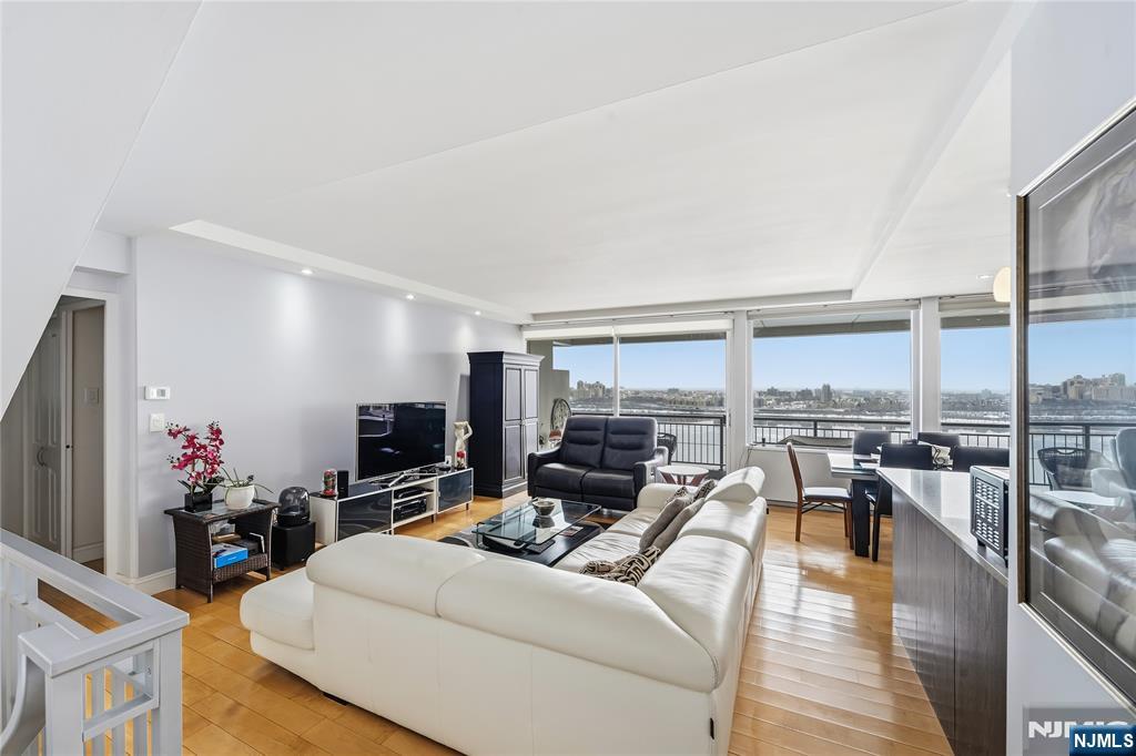 2 Horizon Road 1205