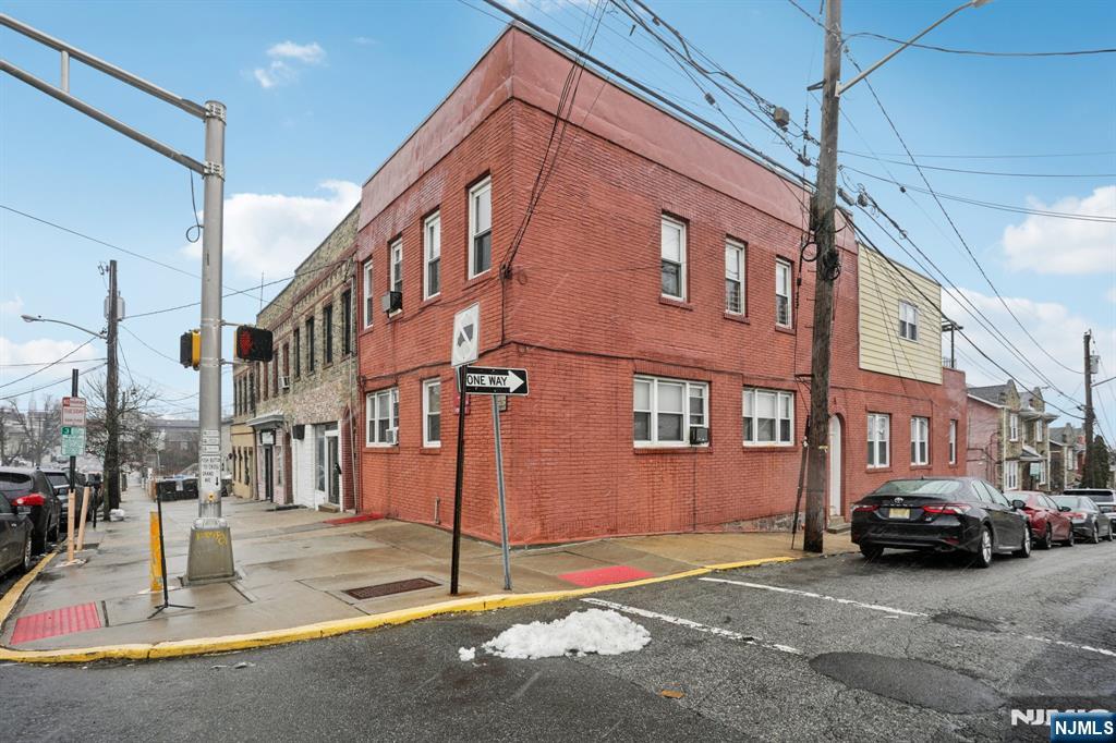 523 Grand Avenue 1R