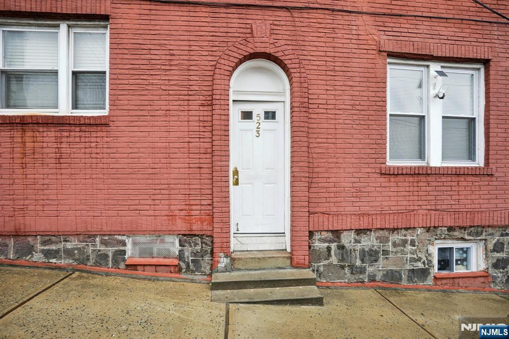 523 Grand Avenue 1R