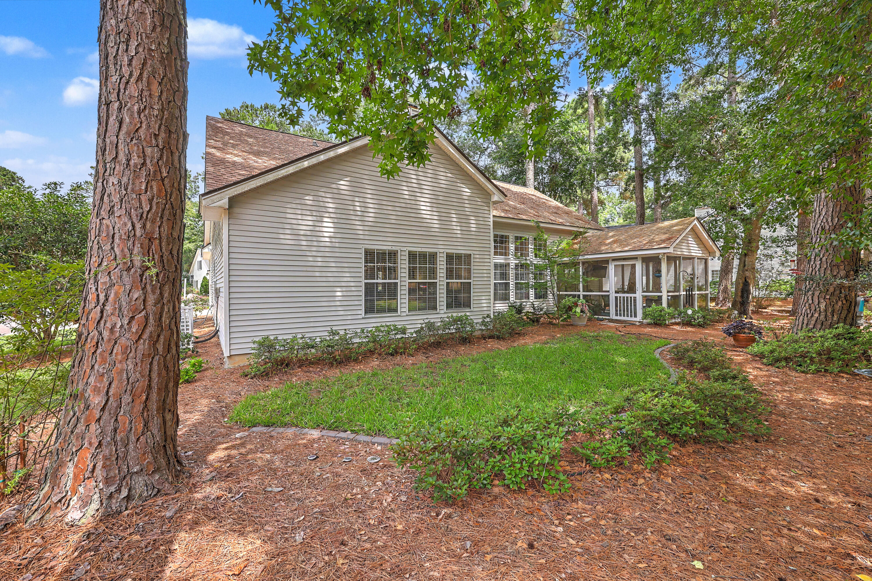 561 Pointe Of Oaks Road