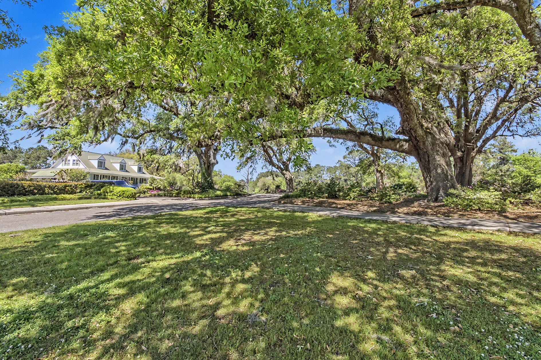 561 Pointe Of Oaks Road