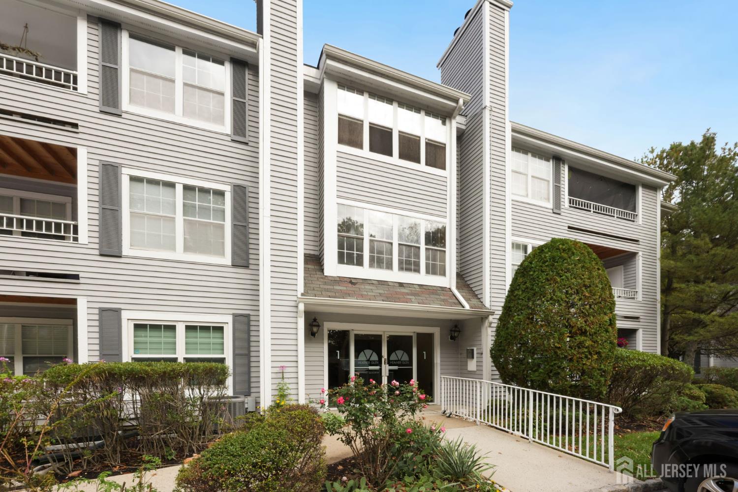 102 Raintree Court, Helmetta