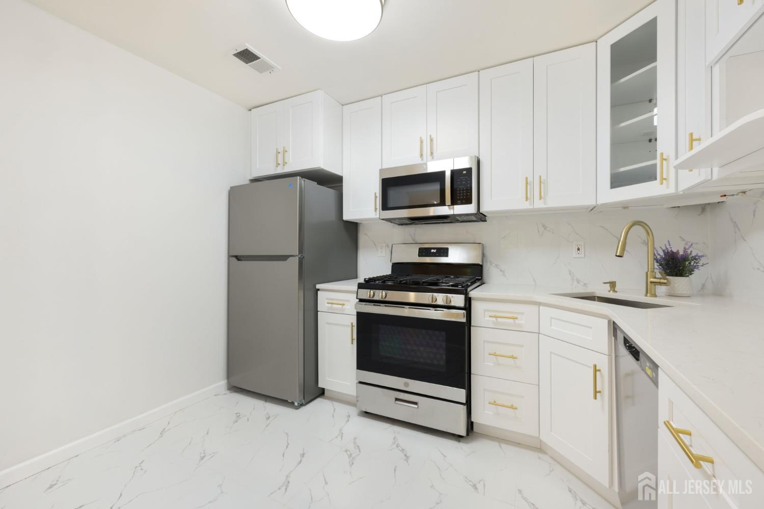 102 Raintree Court, Helmetta