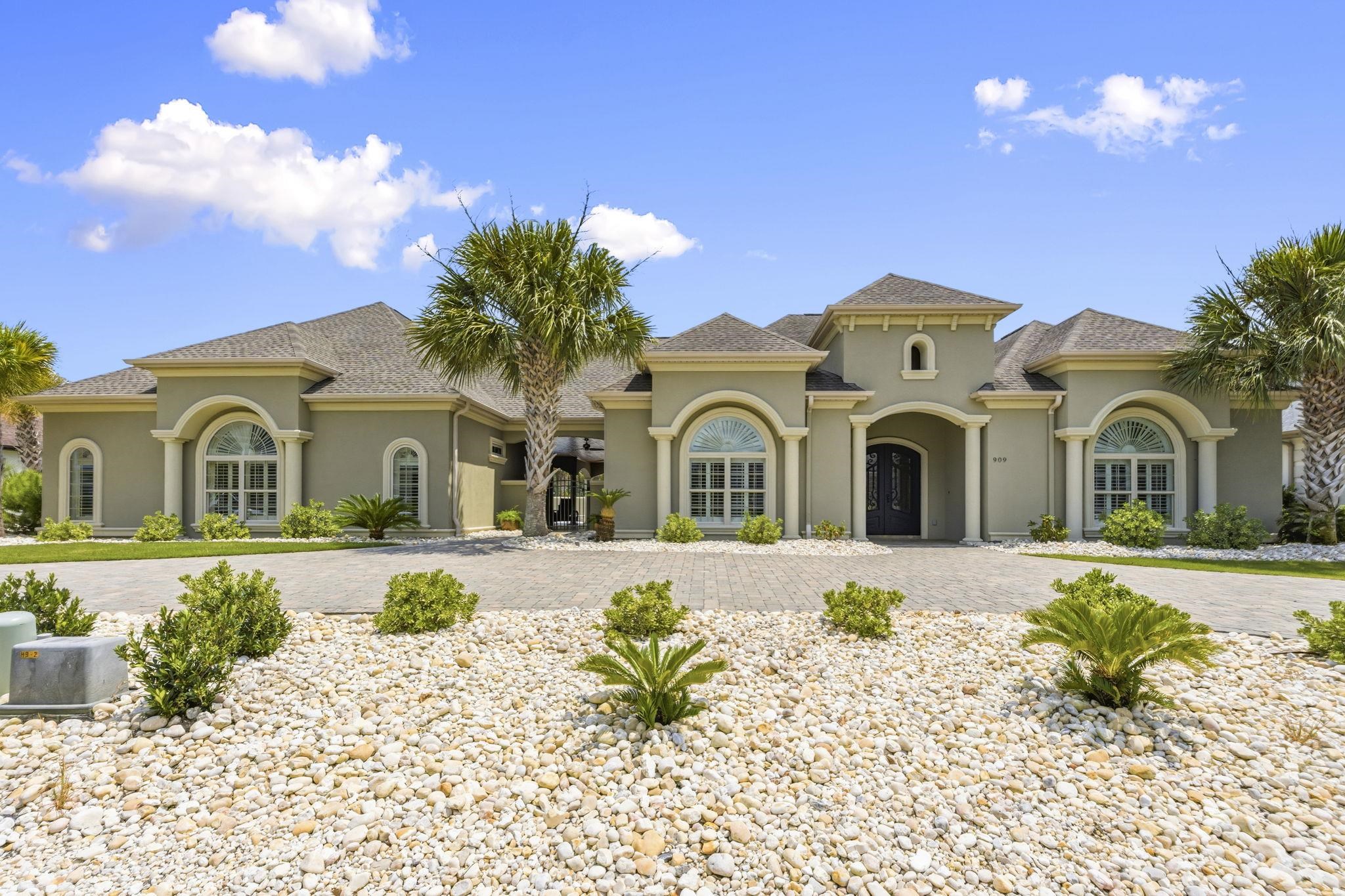909 Bluffview Dr.