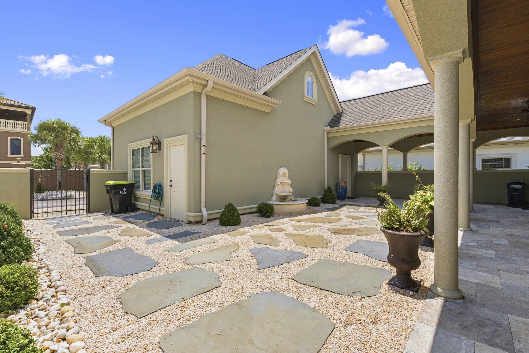 909 Bluffview Dr.