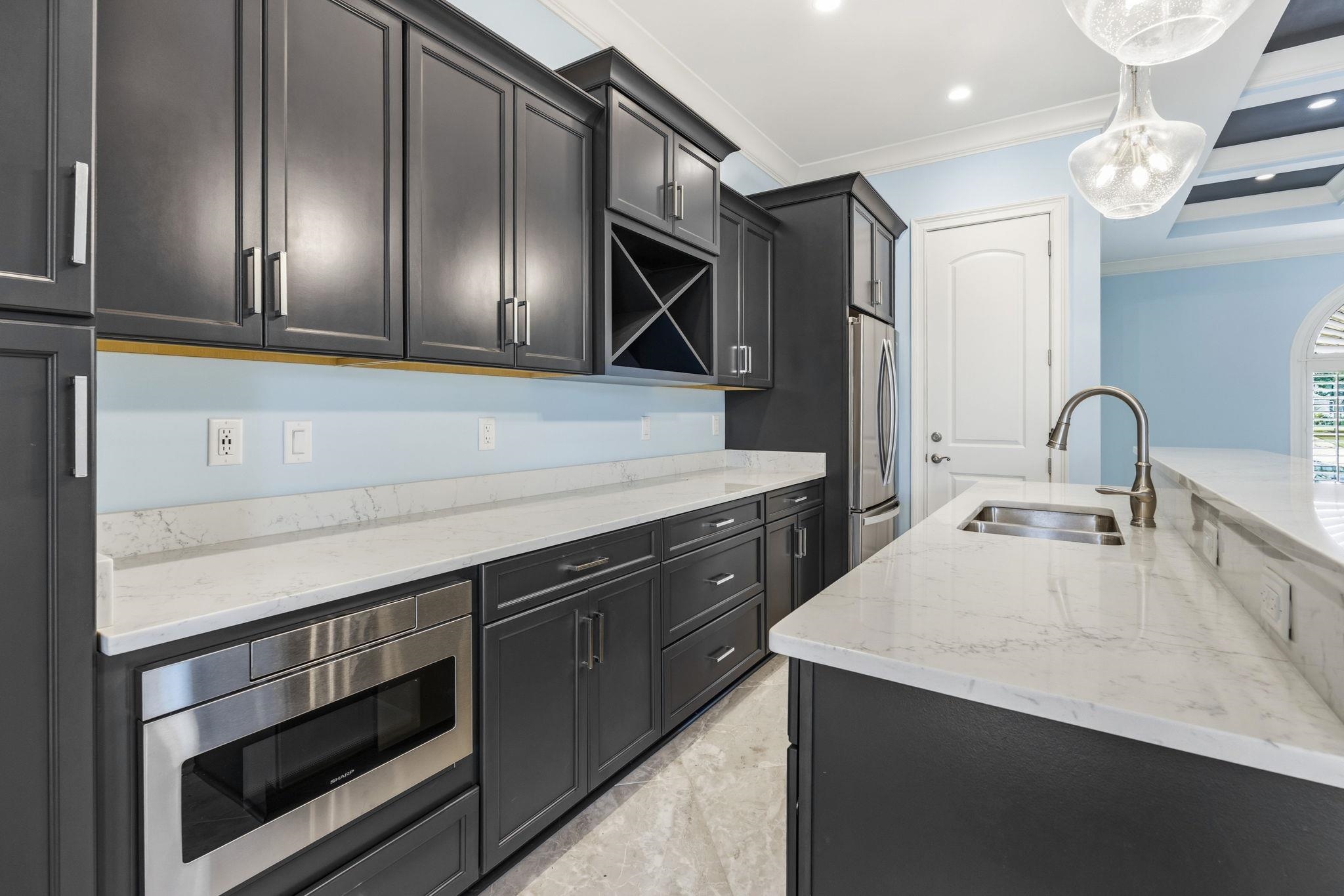 909 Bluffview Dr.
