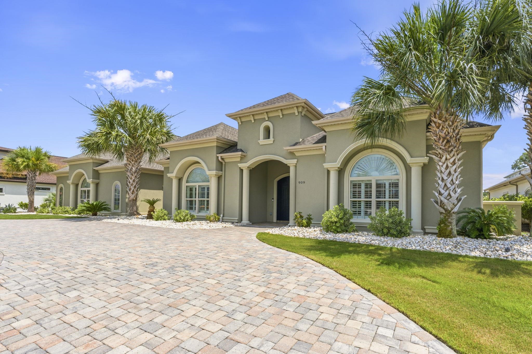 909 Bluffview Dr.